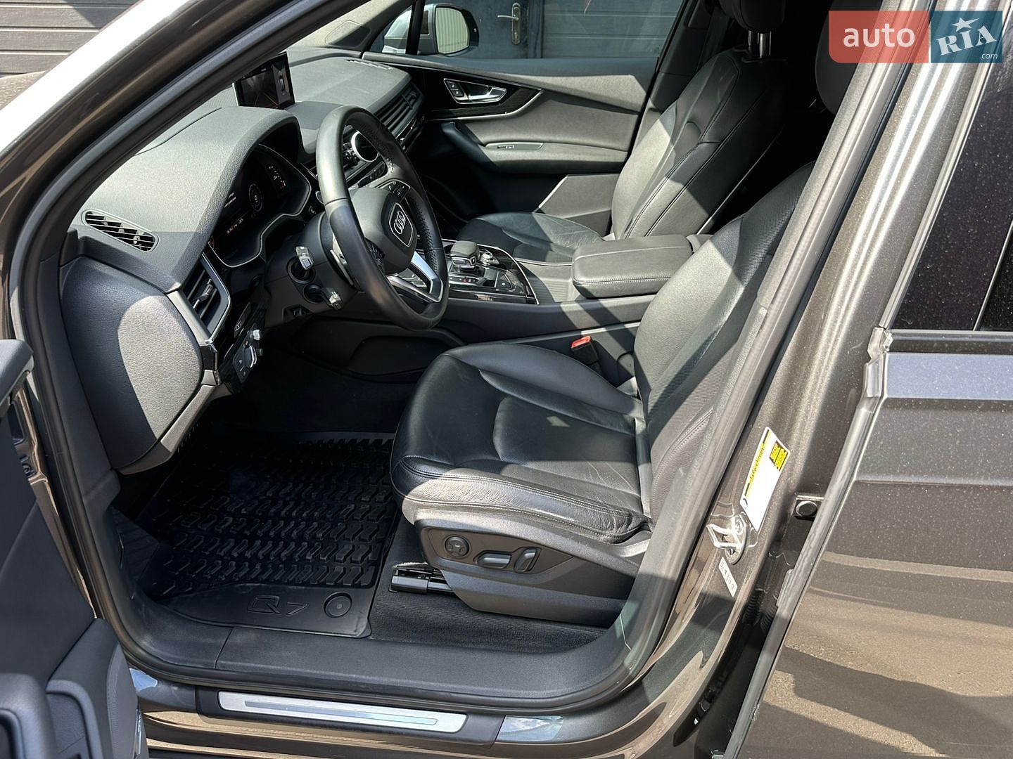 Audi Q7 2018 VIN WA1VAAF71JD034305 фото оголошення 18 з 27