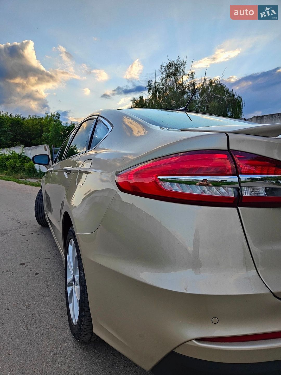 Ford Fusion 2019 VIN 3FA6P0SU4KR185250 фото оголошення 2 з 17