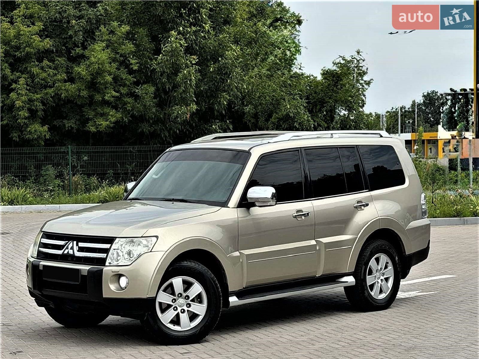 Mitsubishi Pajero Wagon 2009 VIN JMBLYV97W8J003568 фото оголошення 4 з 11