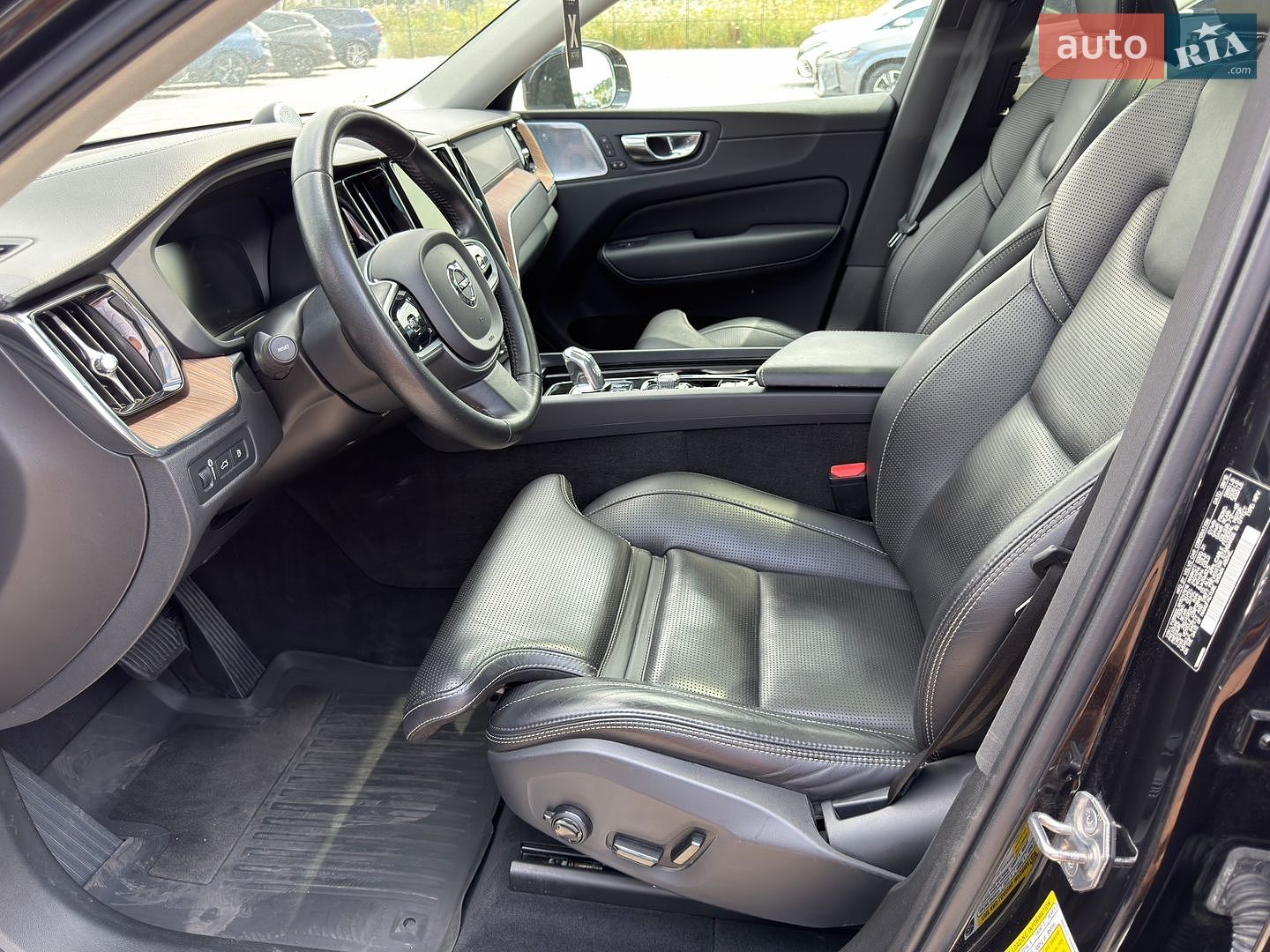 Volvo XC60 2018 VIN LYVBR0DLXKB247616 фото оголошення 8 з 19
