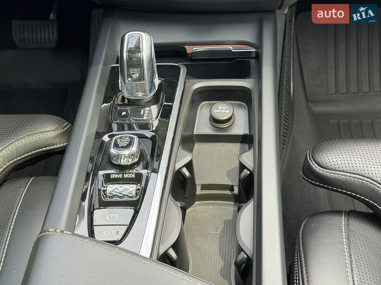 Volvo XC60 2018 VIN LYVBR0DLXKB247616 фото оголошення 10 з 19