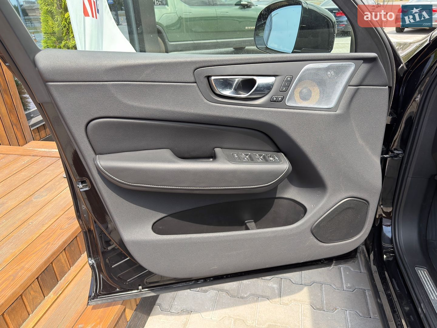 Volvo XC60 2018 VIN LYVBR0DLXKB247616 фото оголошення 13 з 19
