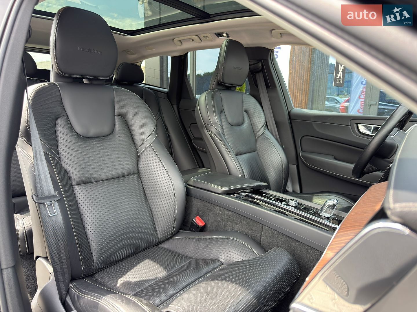 Volvo XC60 2018 VIN LYVBR0DLXKB247616 фото оголошення 15 з 19