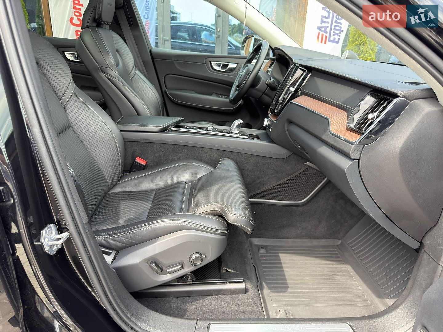 Volvo XC60 2018 VIN LYVBR0DLXKB247616 фото оголошення 16 з 19