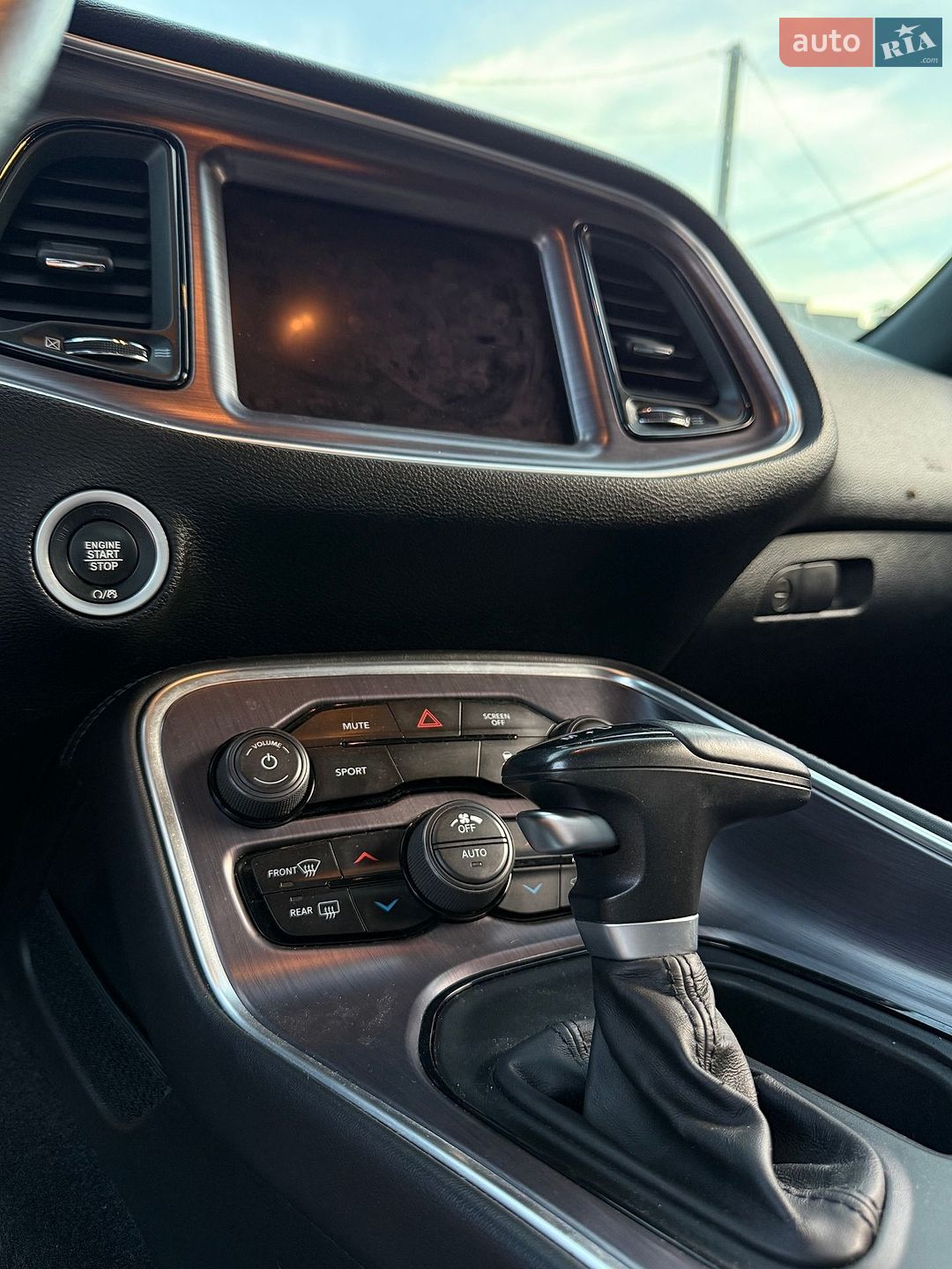 Dodge Challenger 2018 VIN 2C3CDZBT3JH333372 фото оголошення 13 з 16