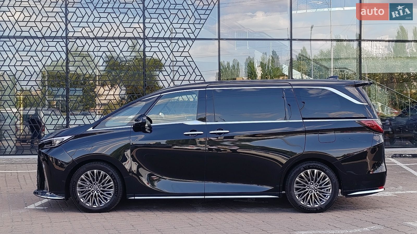 Lexus LM 2025 VIN JTHCCAAD705007346 фото оголошення 3 з 11