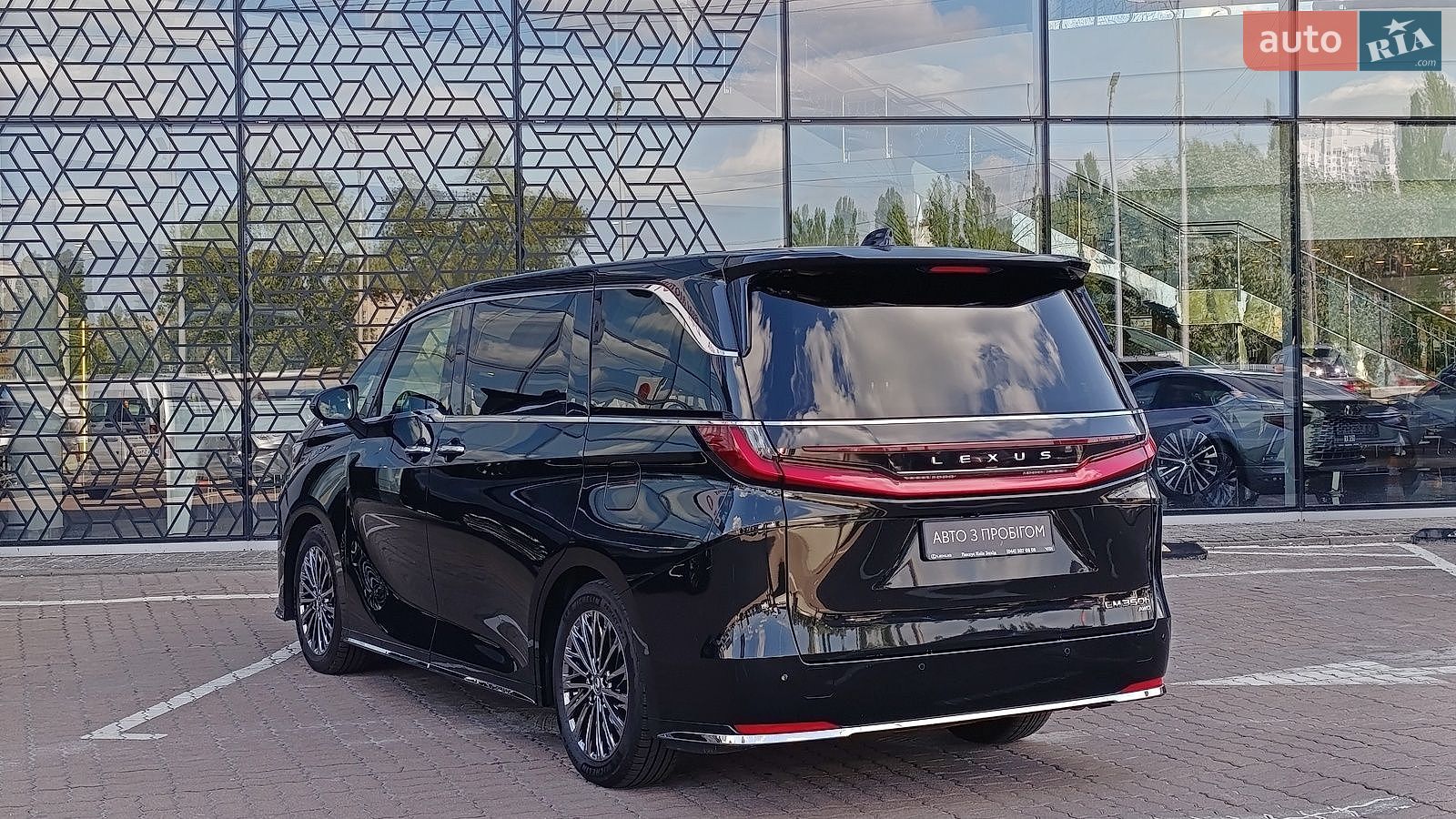 Lexus LM 2025 VIN JTHCCAAD705007346 фото оголошення 2 з 11
