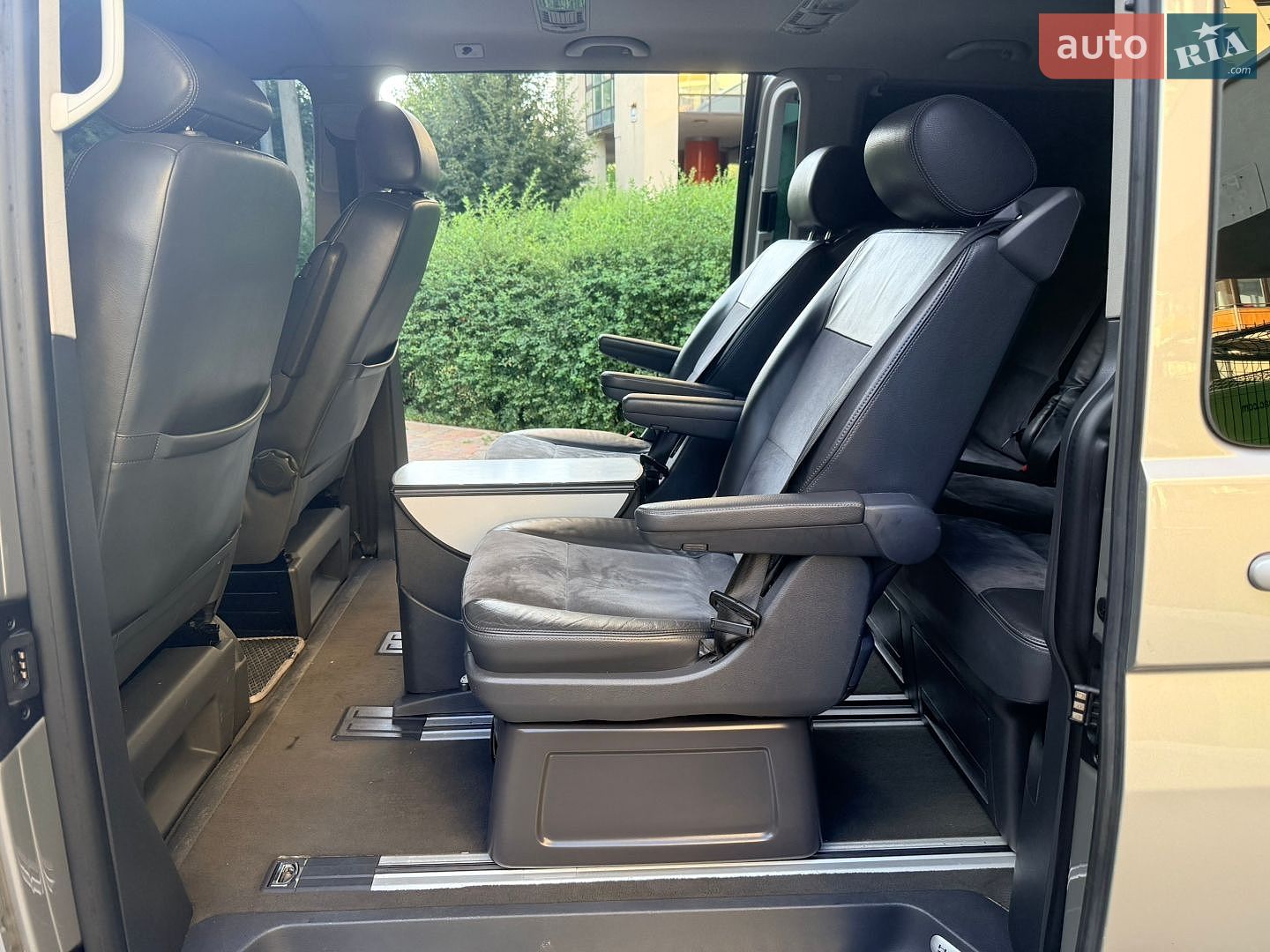 Volkswagen Multivan 2010 VIN WV2ZZZ7HZBH003979 фото оголошення 10 з 18
