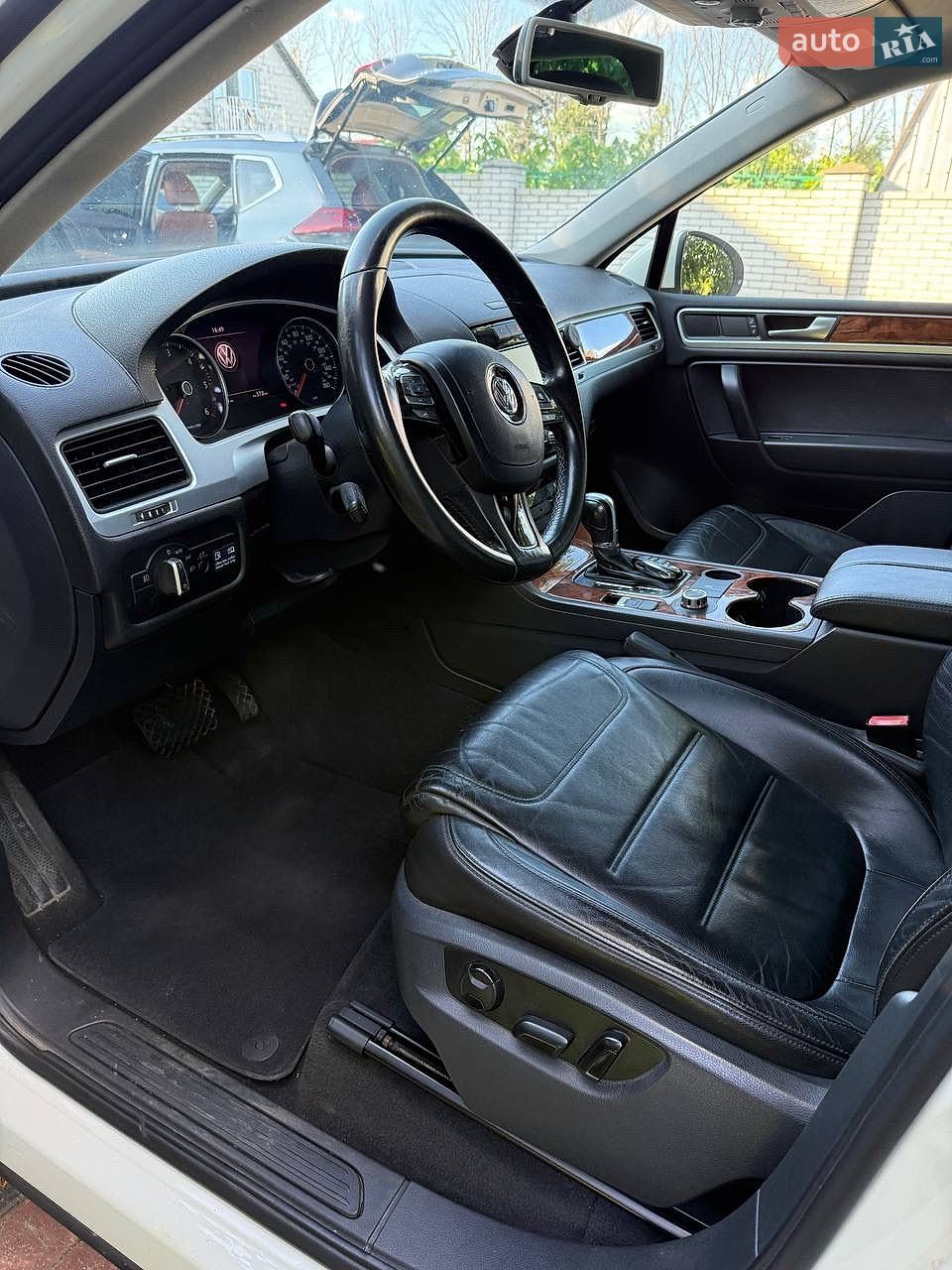 Volkswagen Touareg 2011 VIN WVGFK9BP4CD001020 фото оголошення 2 з 29