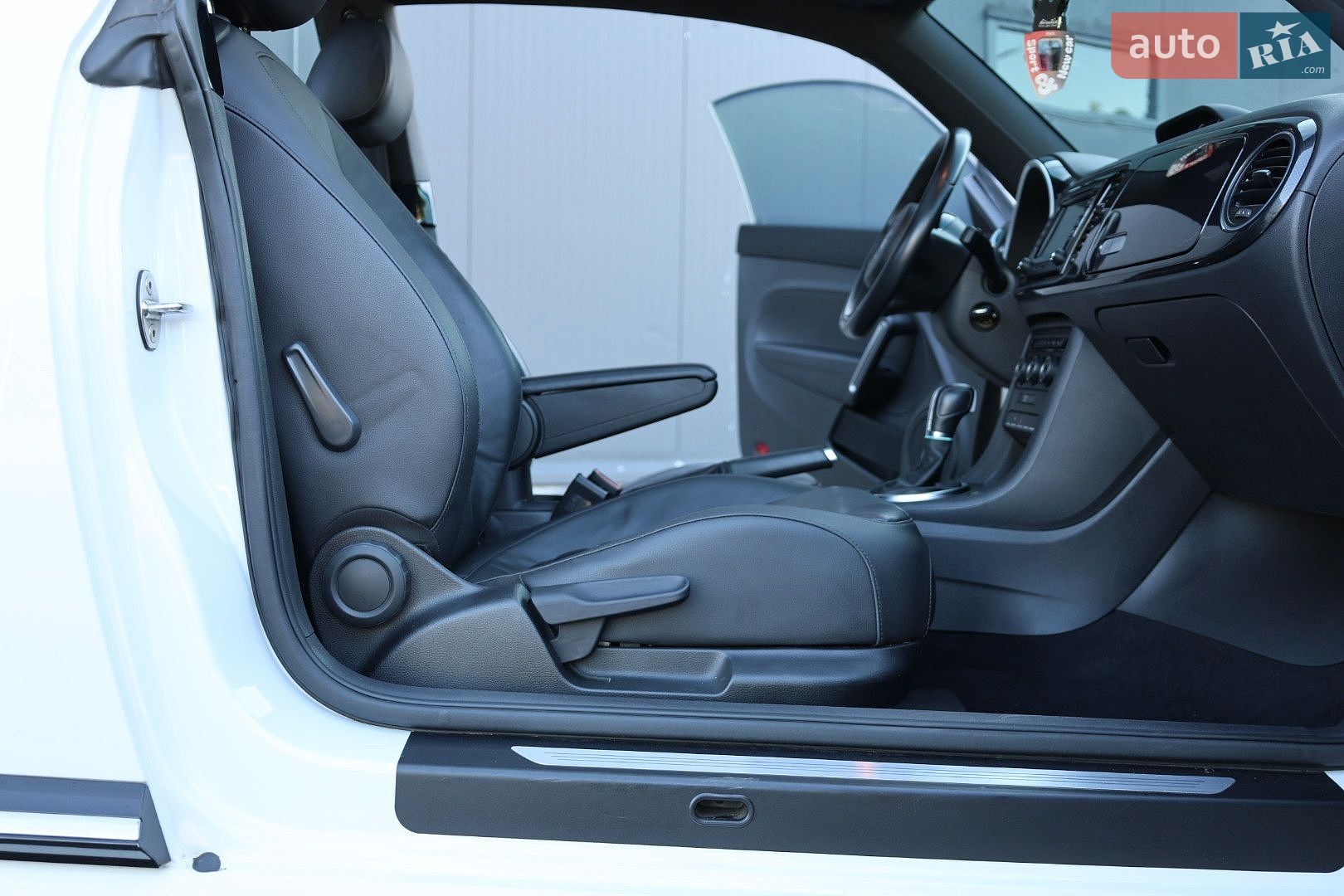 Volkswagen Beetle 2015 VIN WVWZZZ16ZFM640470 фото оголошення 60 з 77