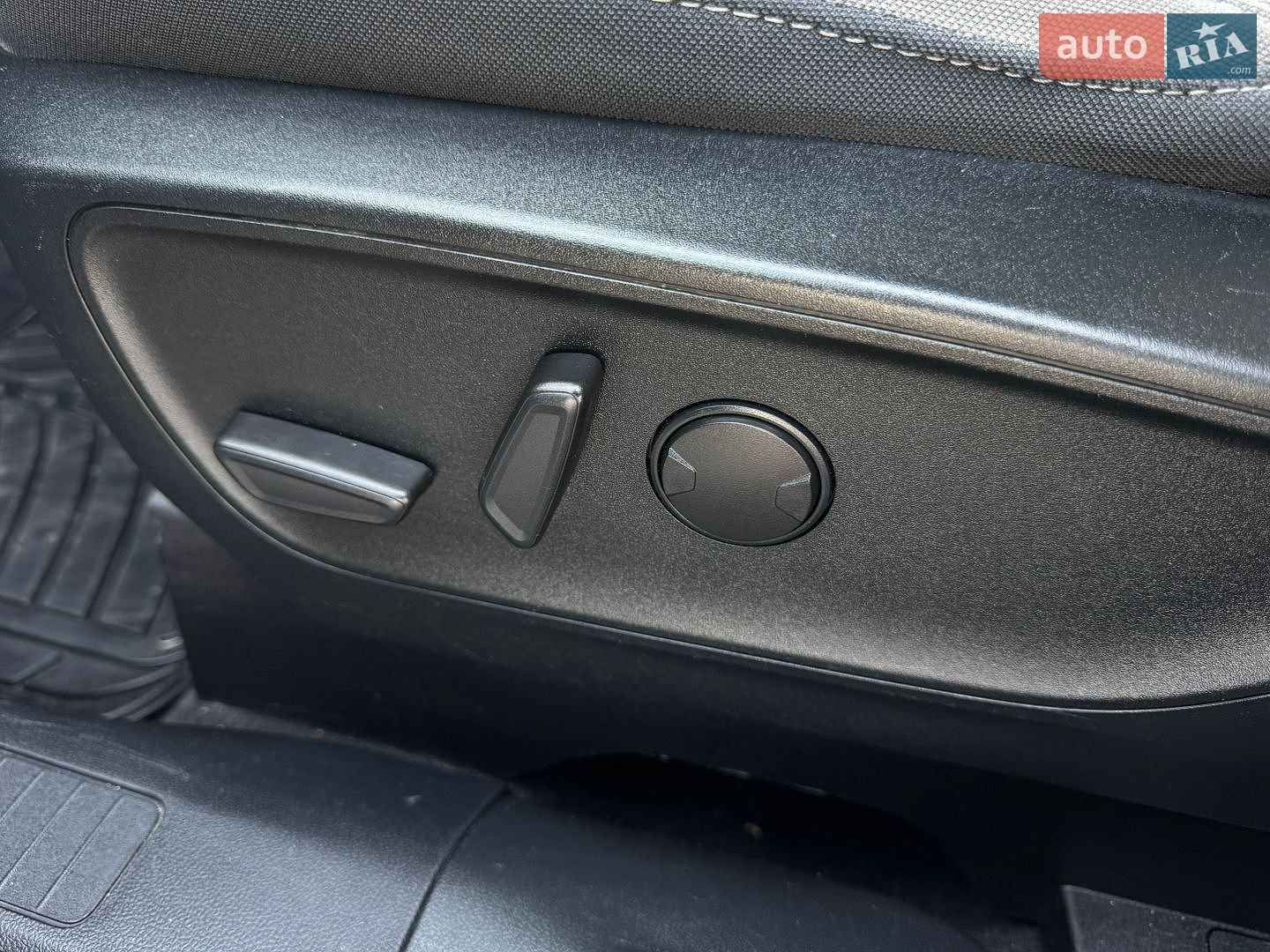 Ford Escape 2019 VIN 1FMCU0G62LUA12560 фото оголошення 16 з 51