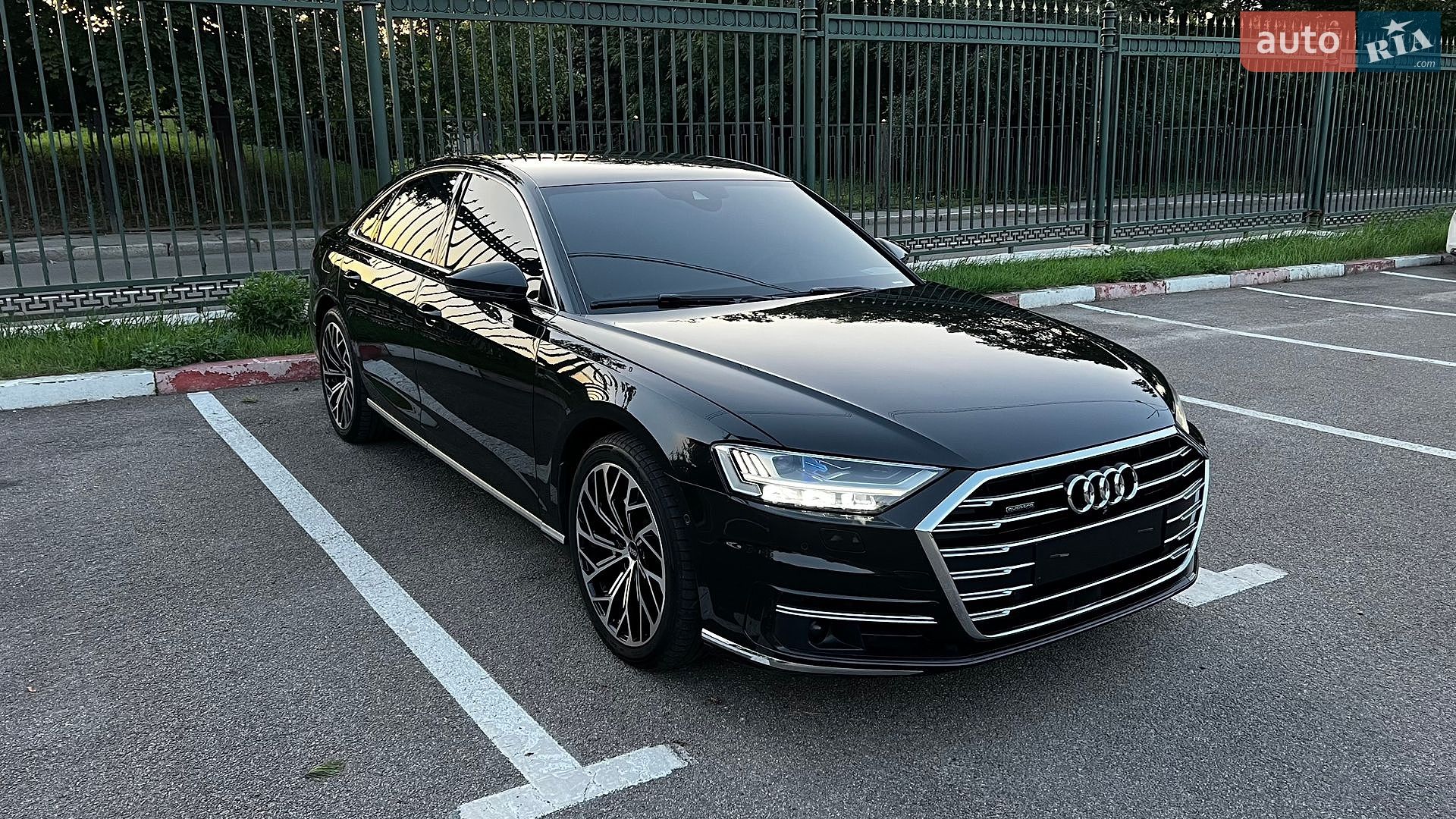 Audi A8 2018 VIN WAUZZZF84JN008392 фото оголошення 2 з 30