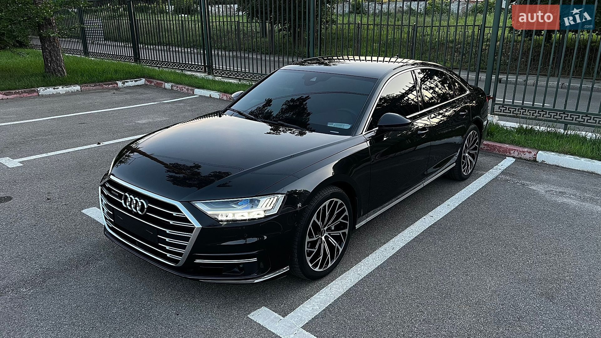 Audi A8 2018 VIN WAUZZZF84JN008392 фото оголошення 4 з 30