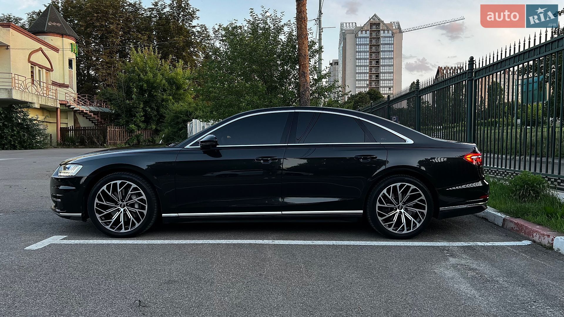 Audi A8 2018 VIN WAUZZZF84JN008392 фото оголошення 5 з 30