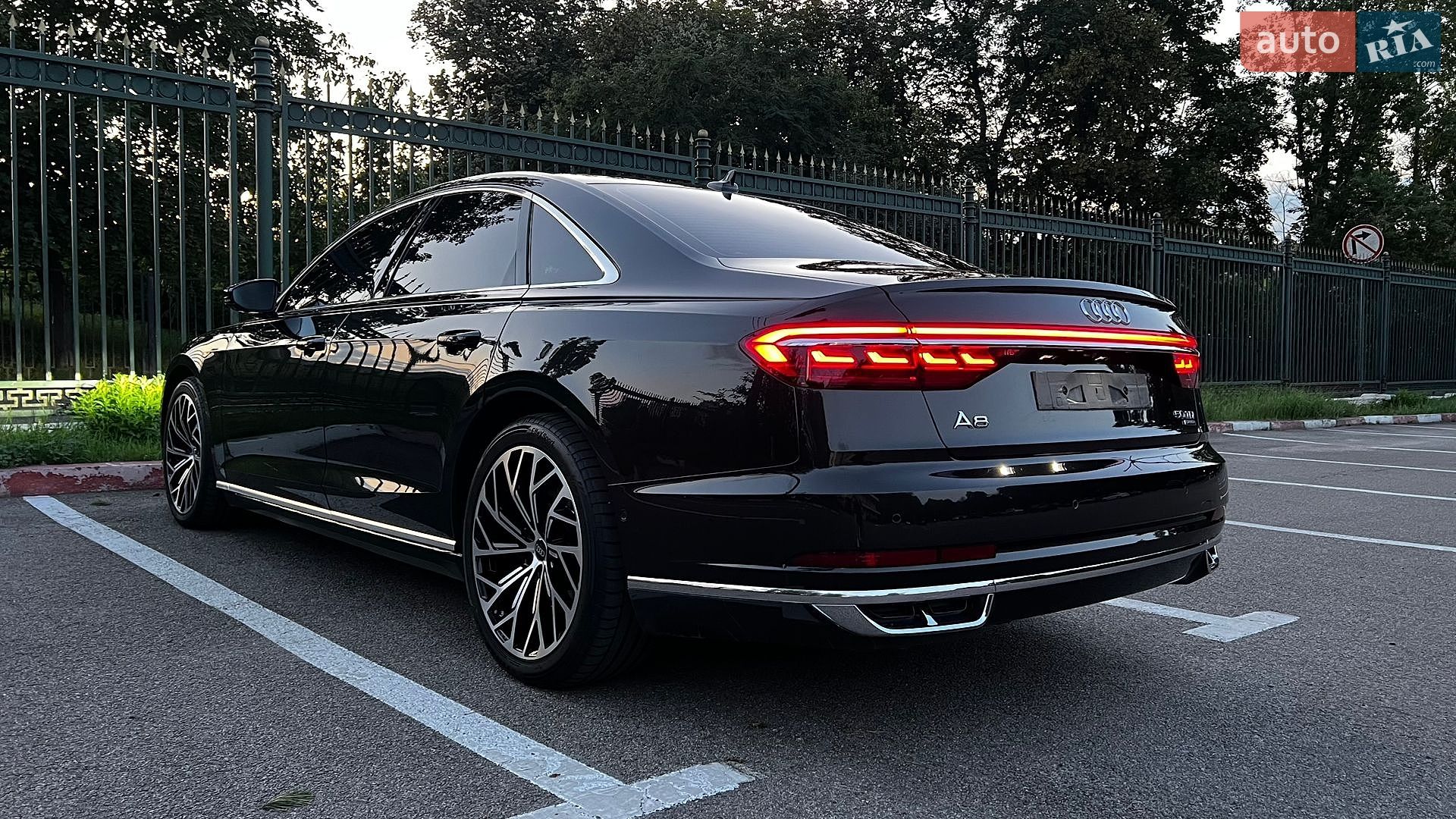 Audi A8 2018 VIN WAUZZZF84JN008392 фото оголошення 7 з 30