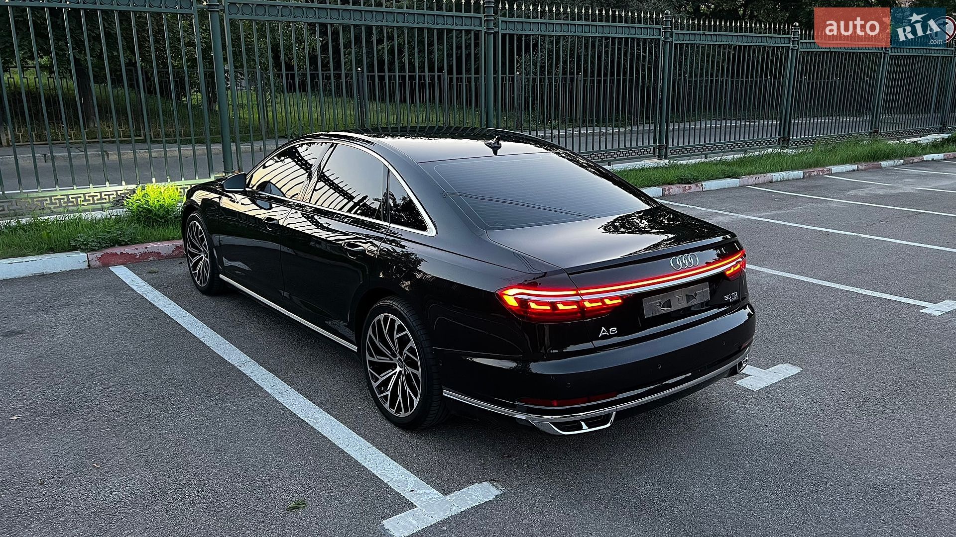 Audi A8 2018 VIN WAUZZZF84JN008392 фото оголошення 8 з 30