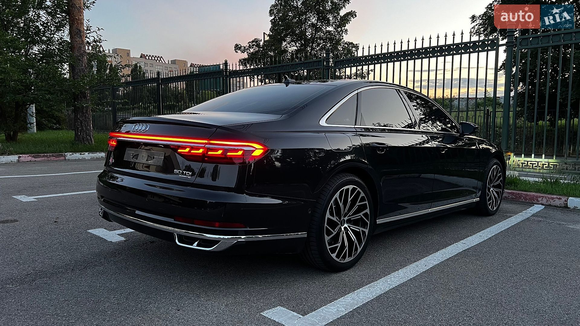Audi A8 2018 VIN WAUZZZF84JN008392 фото оголошення 10 з 30