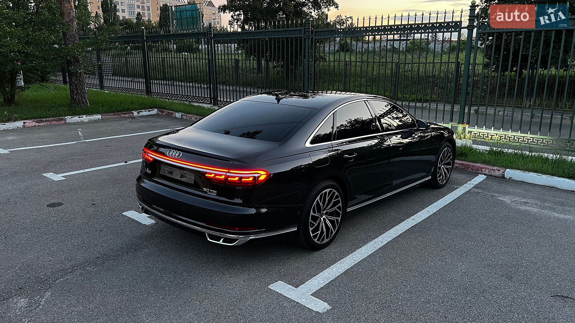Audi A8 2018 VIN WAUZZZF84JN008392 фото оголошення 11 з 30