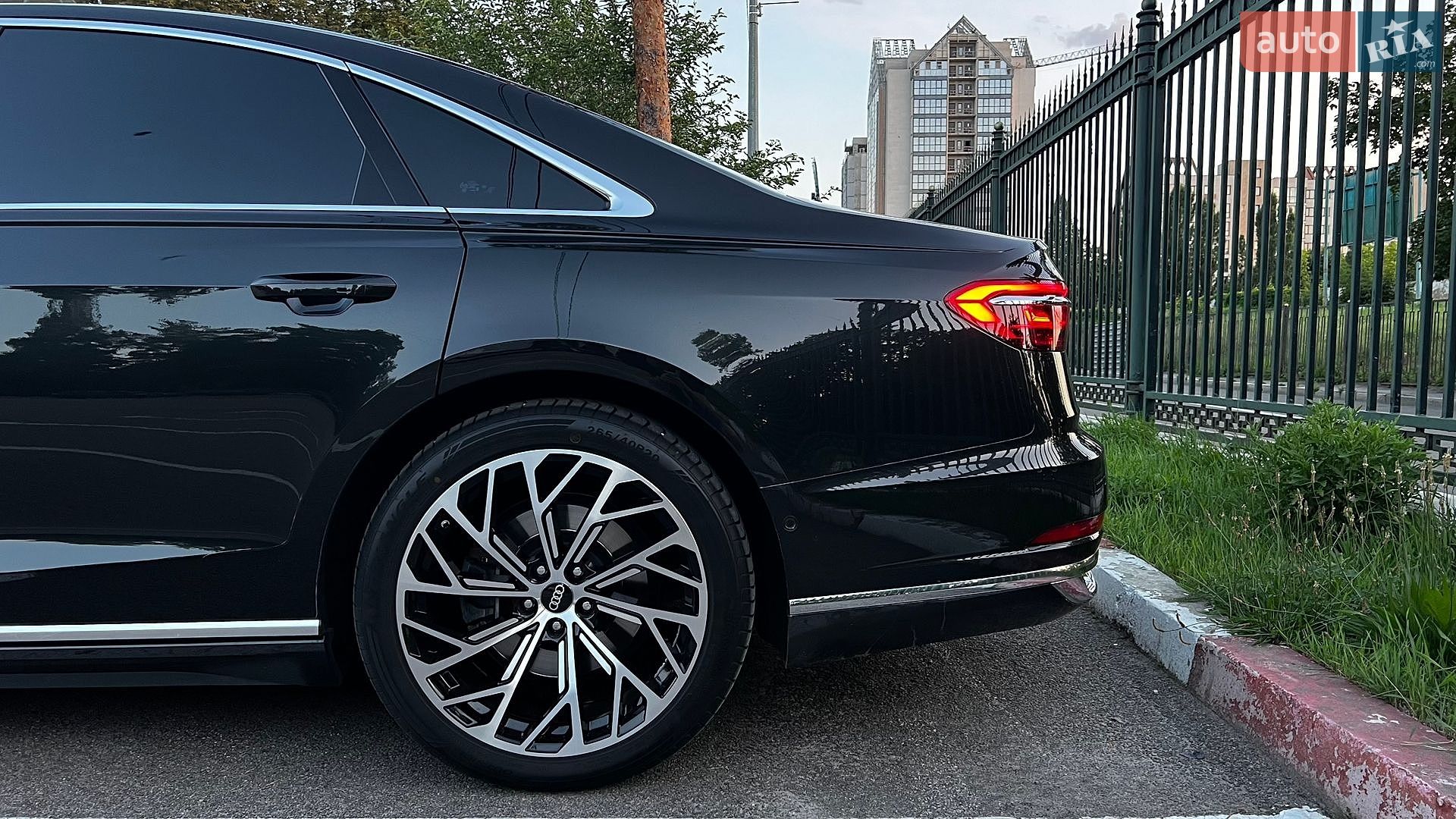 Audi A8 2018 VIN WAUZZZF84JN008392 фото оголошення 12 з 30