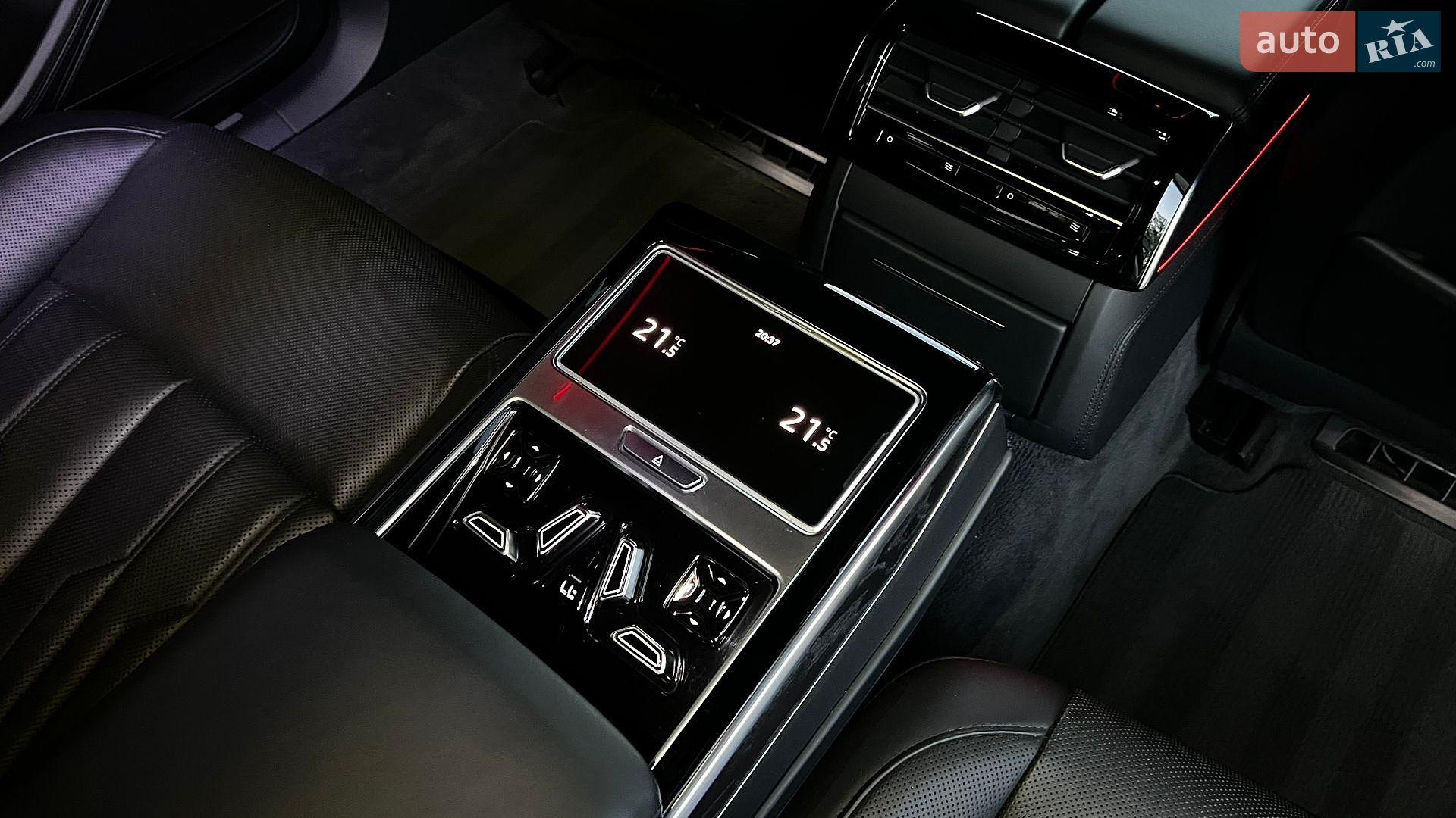 Audi A8 2018 VIN WAUZZZF84JN008392 фото оголошення 24 з 30
