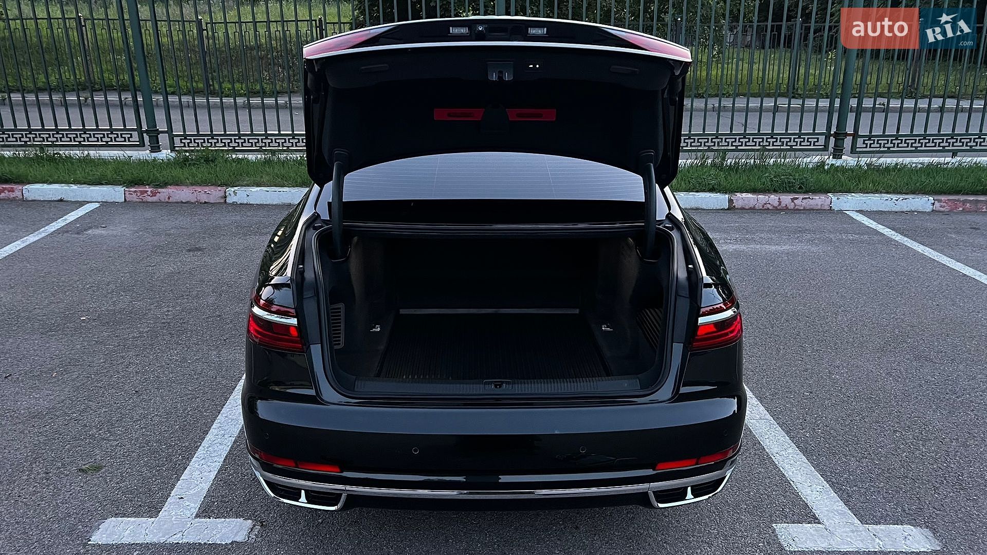 Audi A8 2018 VIN WAUZZZF84JN008392 фото оголошення 28 з 30