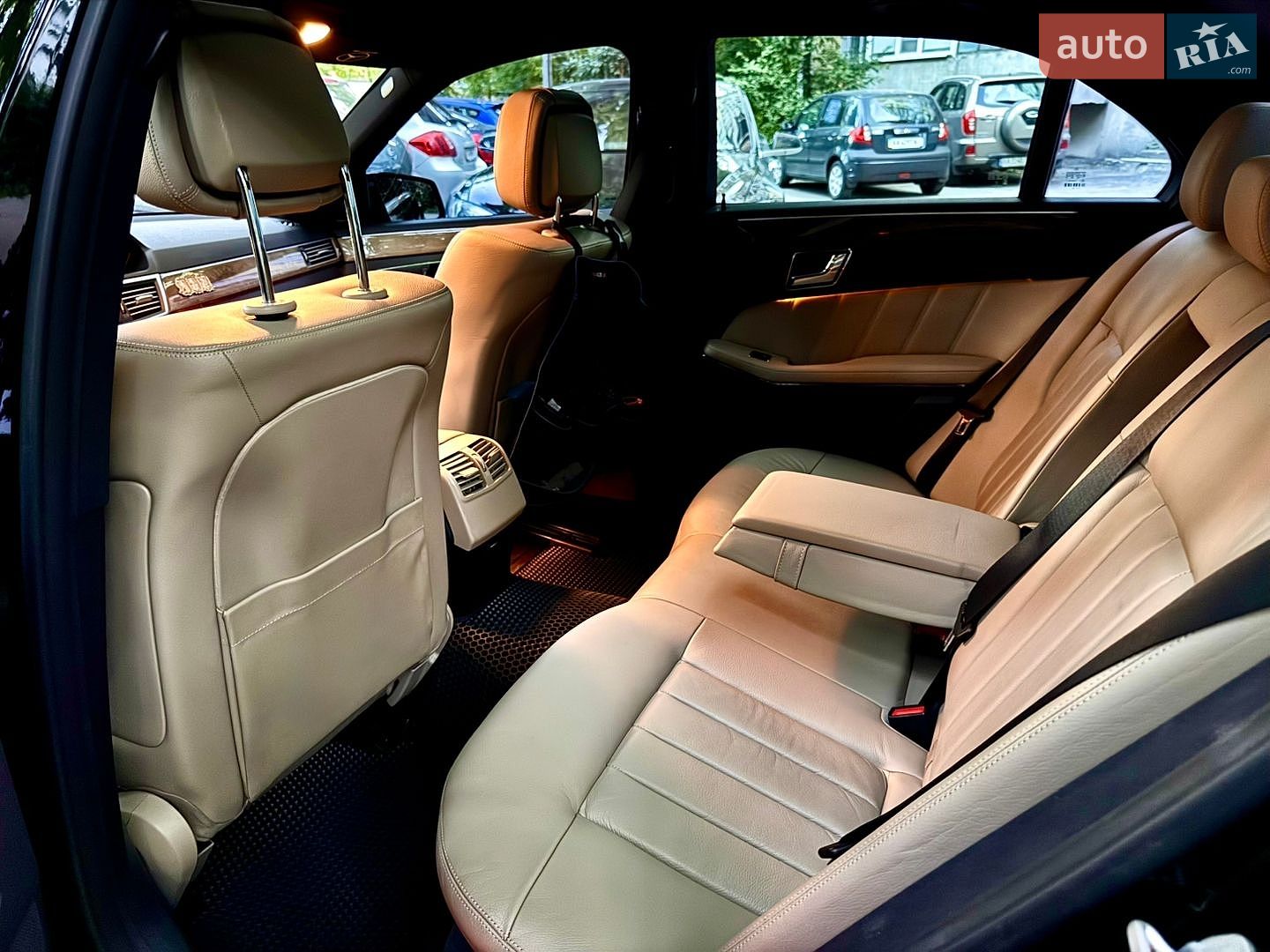 Mercedes-Benz E-Class 2010 VIN WDDHF8HB3AA233426 фото оголошення 8 з 16