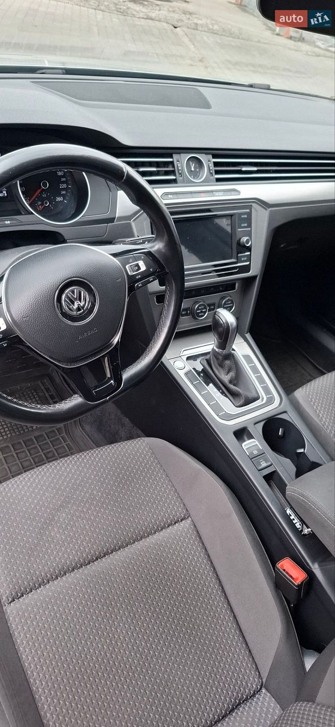 Volkswagen Passat 2018 VIN WVWZZZ3CZKE040656 фото оголошення 13 з 20