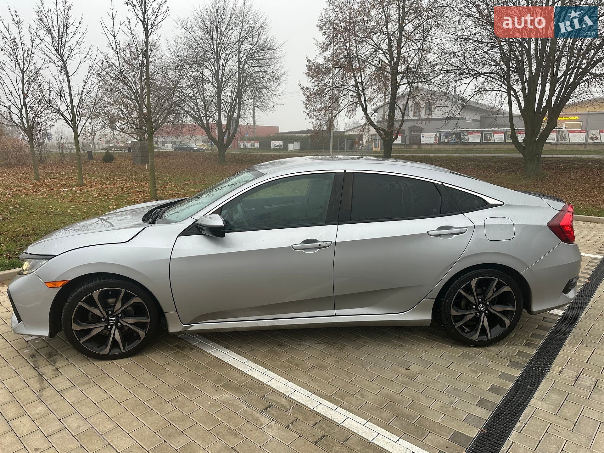 Honda Civic 2019 VIN 2HGFC2F89KH579824 фото оголошення 3 з 4