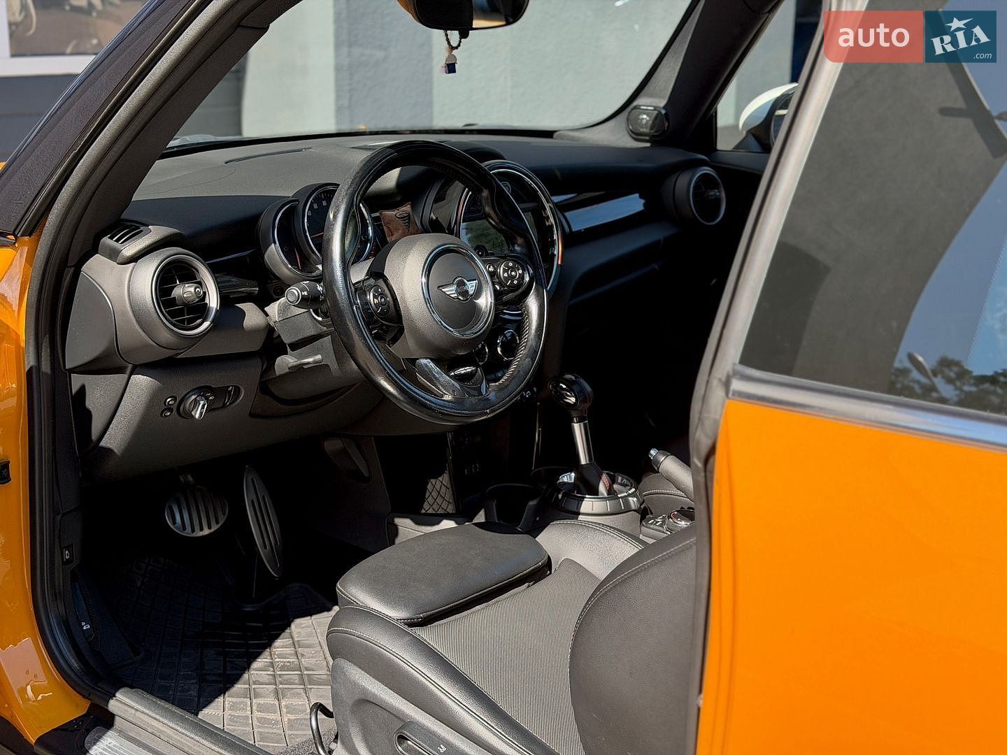 MINI Cooper 2015 VIN WMWXP7C56F2A41448 фото оголошення 12 з 23