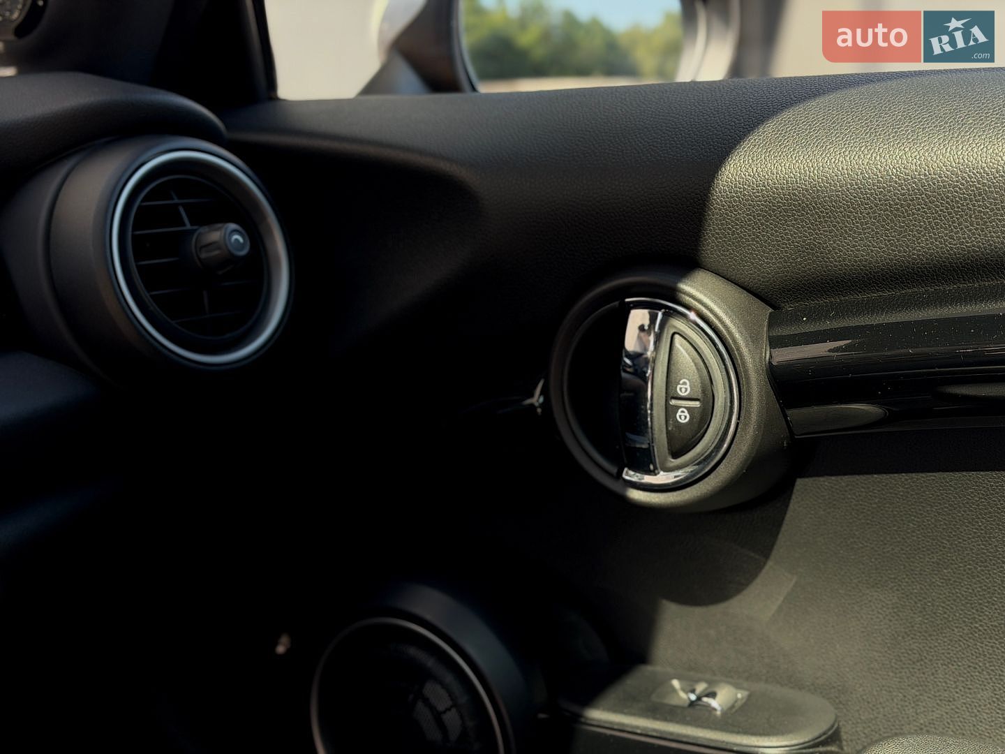 MINI Cooper 2015 VIN WMWXP7C56F2A41448 фото оголошення 19 з 23