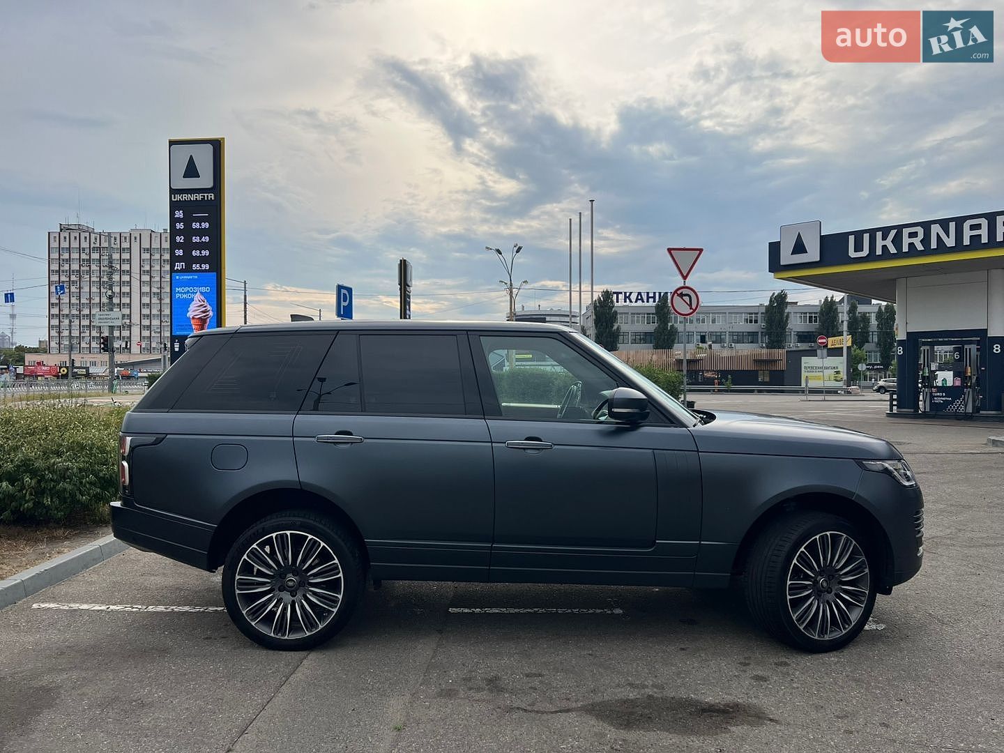 Land Rover Range Rover 2019 VIN SALGA2BJ7LA588449 фото оголошення 7 з 39