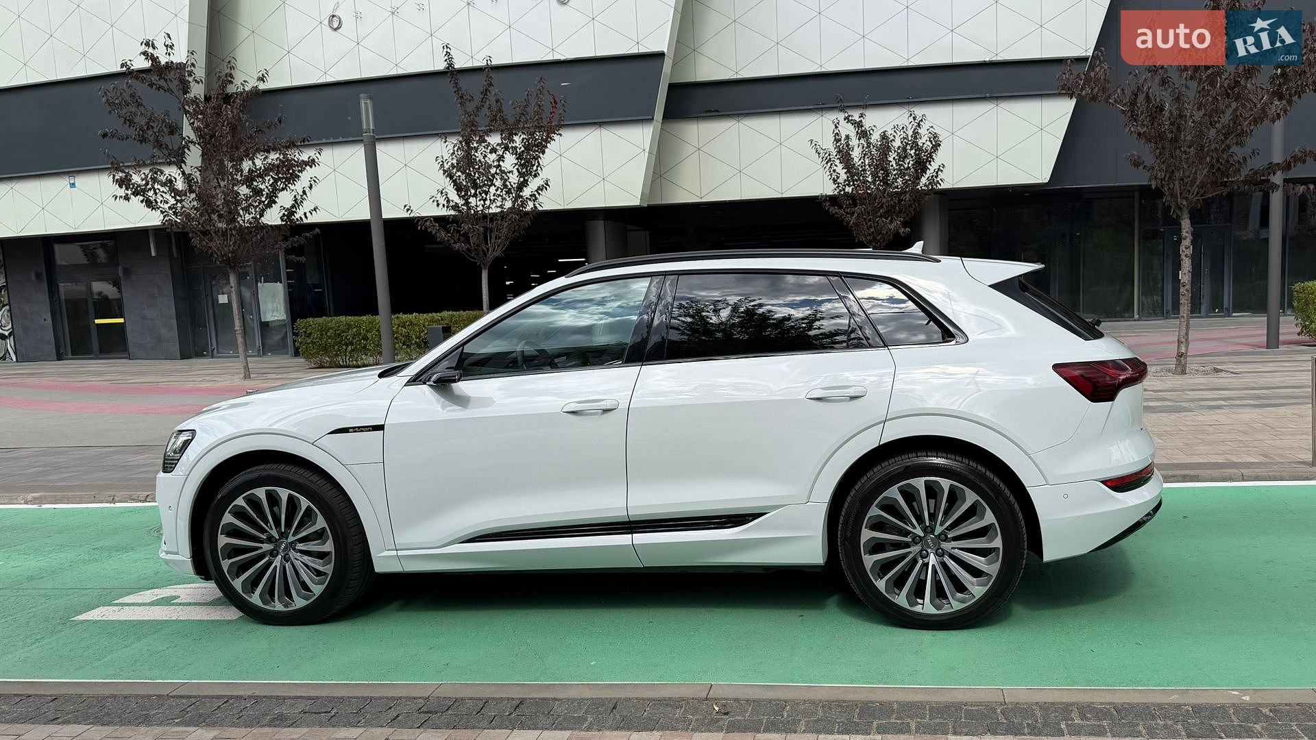 Audi e-tron 2019 VIN WAUZZZGE0LB003182 фото оголошення 3 з 28