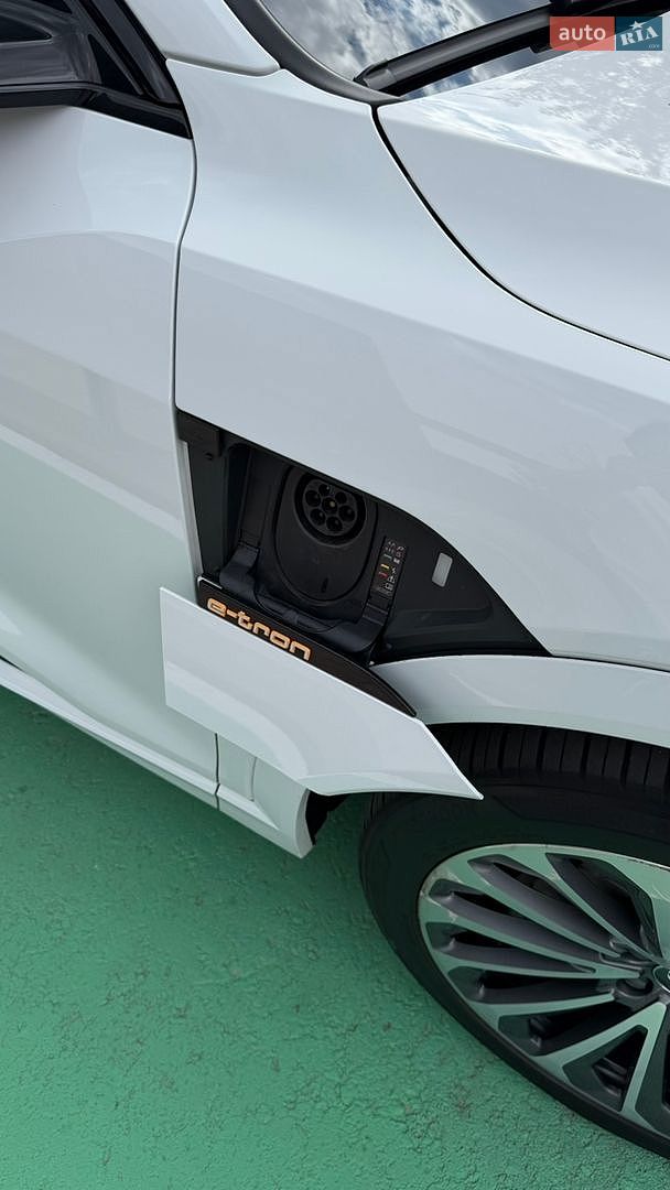 Audi e-tron 2019 VIN WAUZZZGE0LB003182 фото оголошення 6 з 28