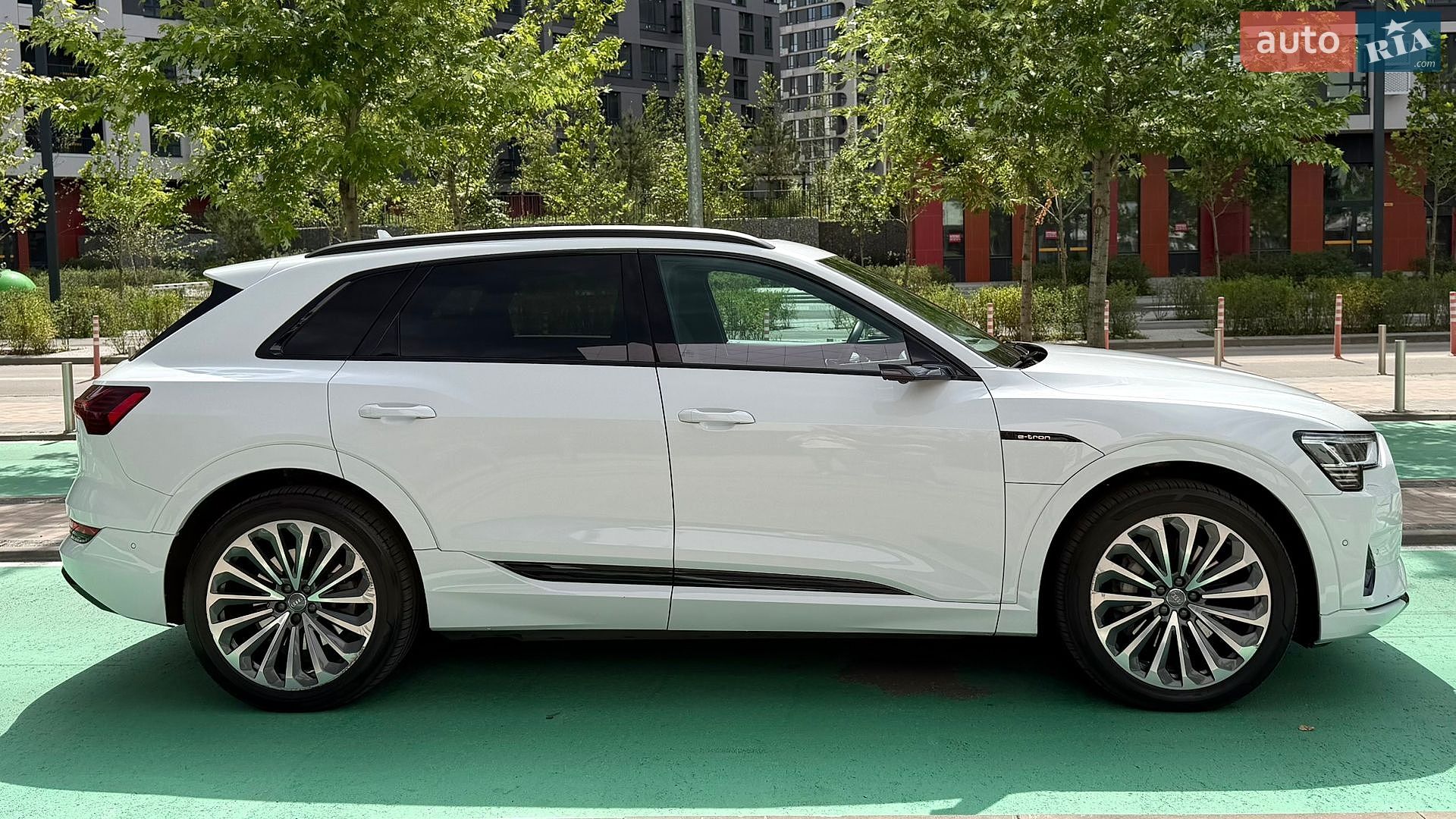 Audi e-tron 2019 VIN WAUZZZGE0LB003182 фото оголошення 4 з 28