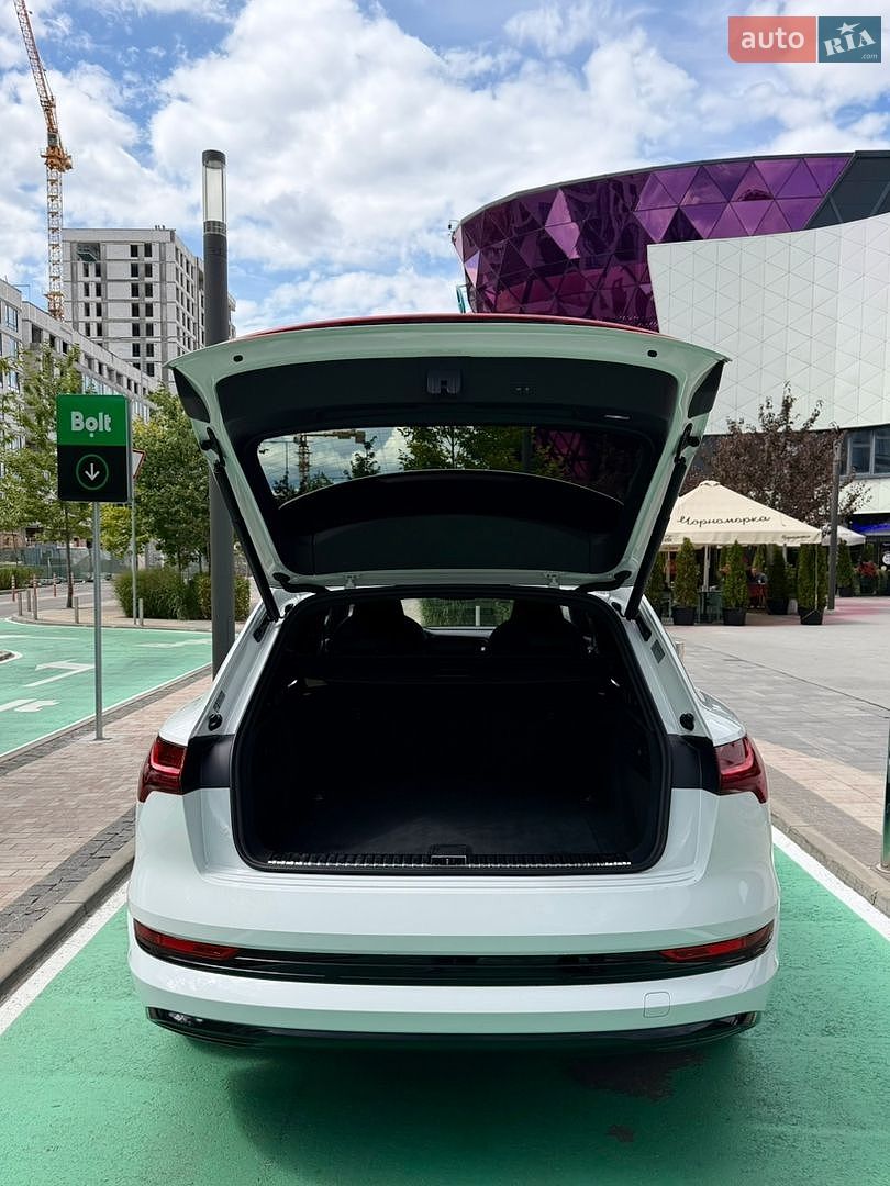 Audi e-tron 2019 VIN WAUZZZGE0LB003182 фото оголошення 8 з 28