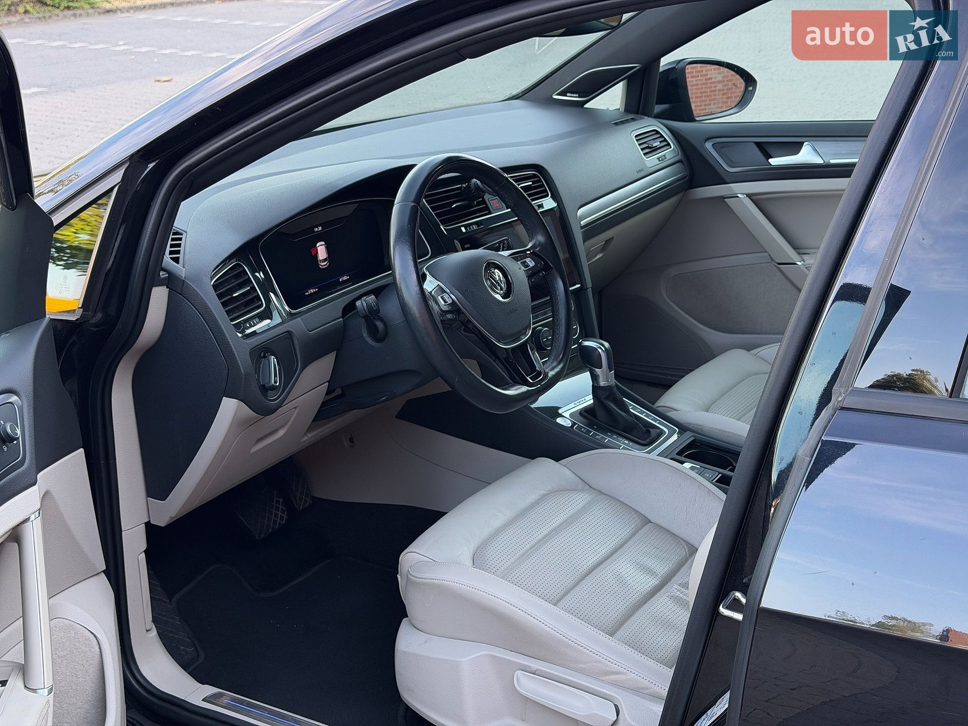 Volkswagen e-Golf 2019 VIN WVWZZZAUZK8913671 фото оголошення 11 з 26