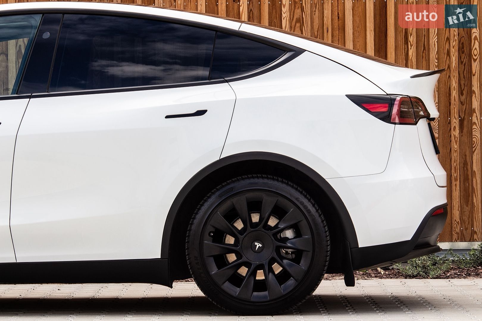 Tesla Model Y 2024 VIN 7SAYGDED6RF098213 фото оголошення 12 з 67