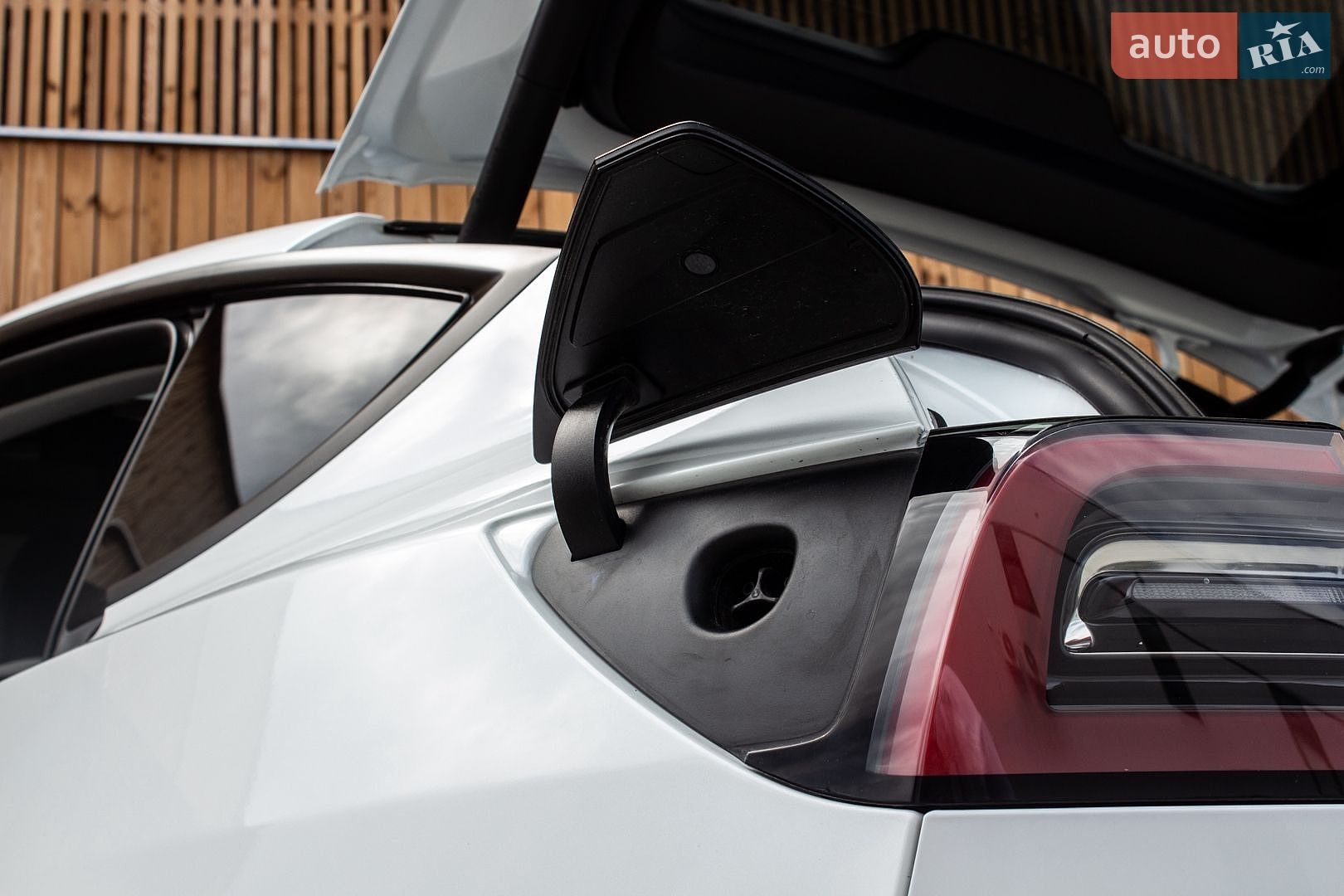 Tesla Model Y 2024 VIN 7SAYGDED6RF098213 фото оголошення 35 з 67