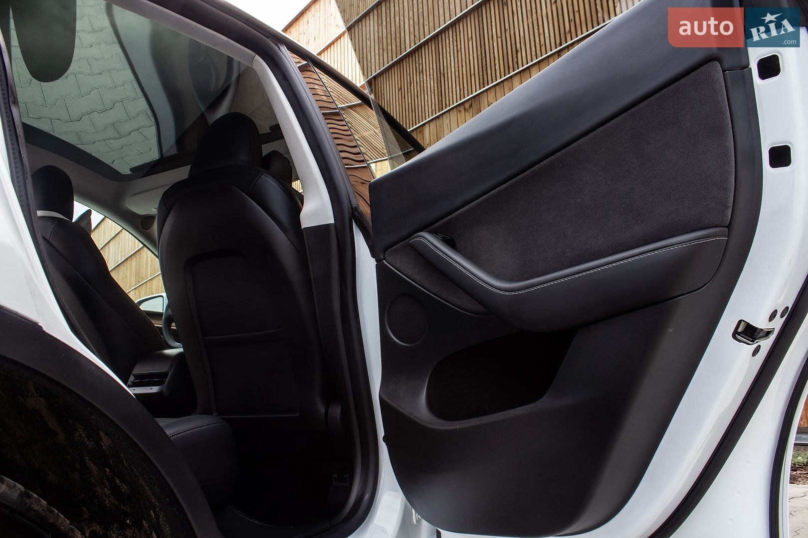 Tesla Model Y 2024 VIN 7SAYGDED6RF098213 фото оголошення 37 з 67