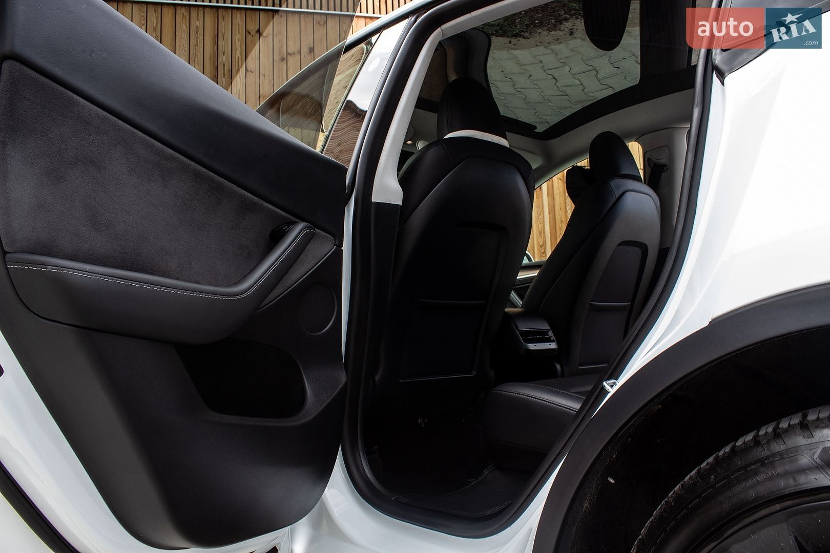 Tesla Model Y 2024 VIN 7SAYGDED6RF098213 фото оголошення 38 з 67