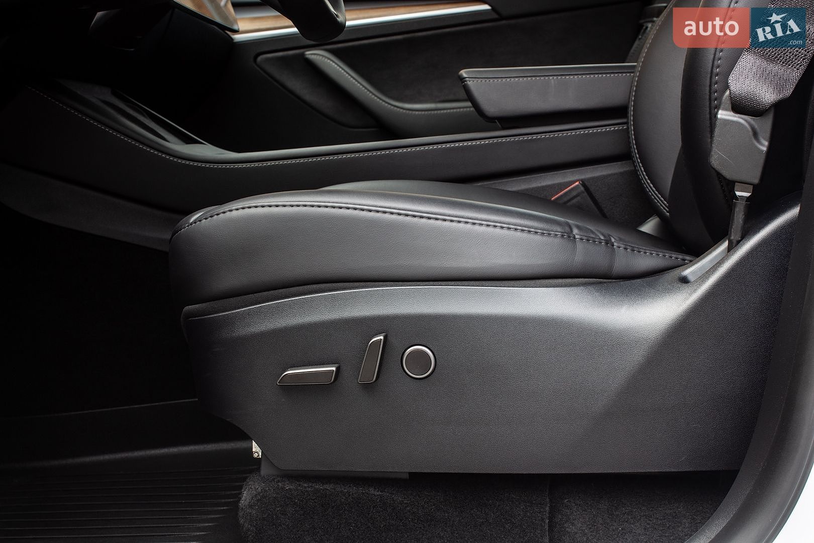 Tesla Model Y 2024 VIN 7SAYGDED6RF098213 фото оголошення 54 з 67