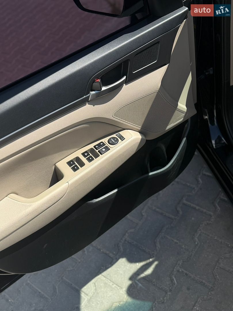 Hyundai Elantra 2016 VIN 5NPD84LF0HH011712 фото оголошення 10 з 25