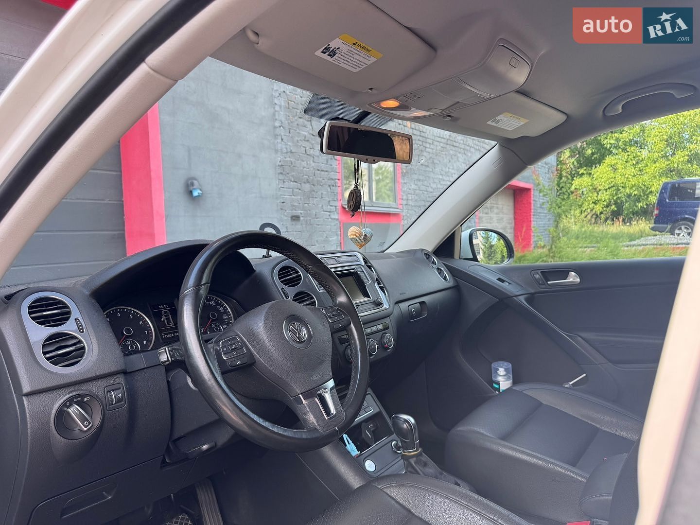 Volkswagen Tiguan 2016 VIN WVGAV7AXXGW602384 фото оголошення 2 з 10