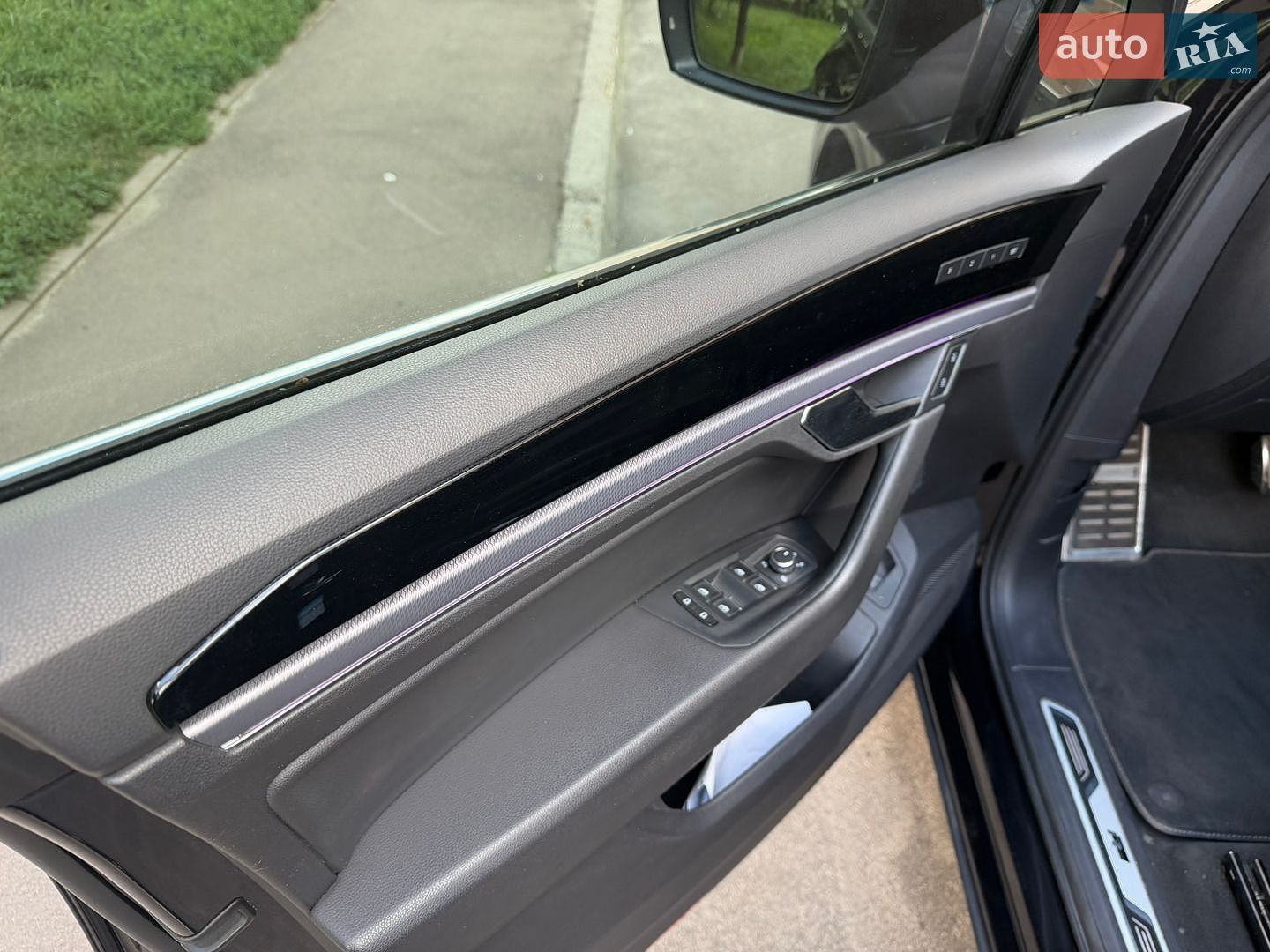 Volkswagen Touareg 2018 VIN WVGZZZCRZKD010720 фото оголошення 18 з 25