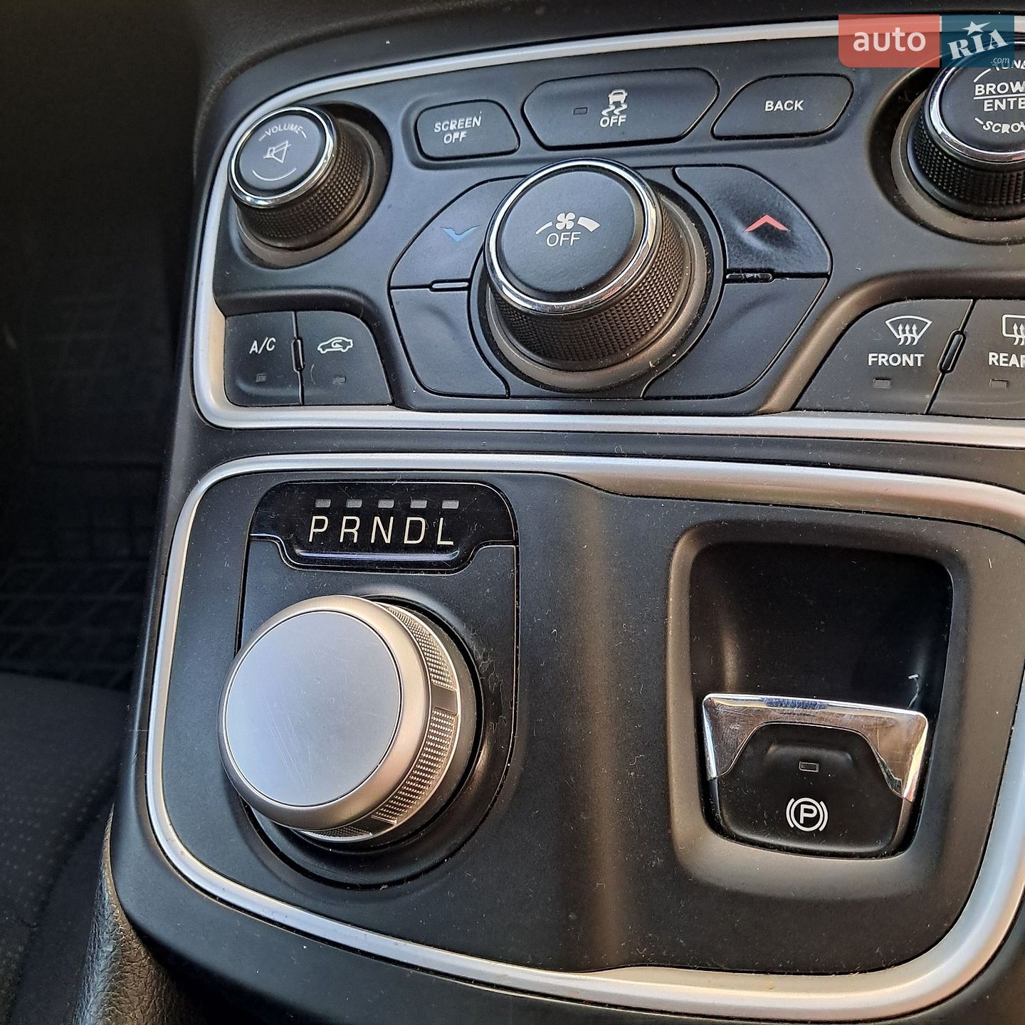 Chrysler 200 2015 VIN 1C3CCCAB7FN725648 фото оголошення 18 з 37