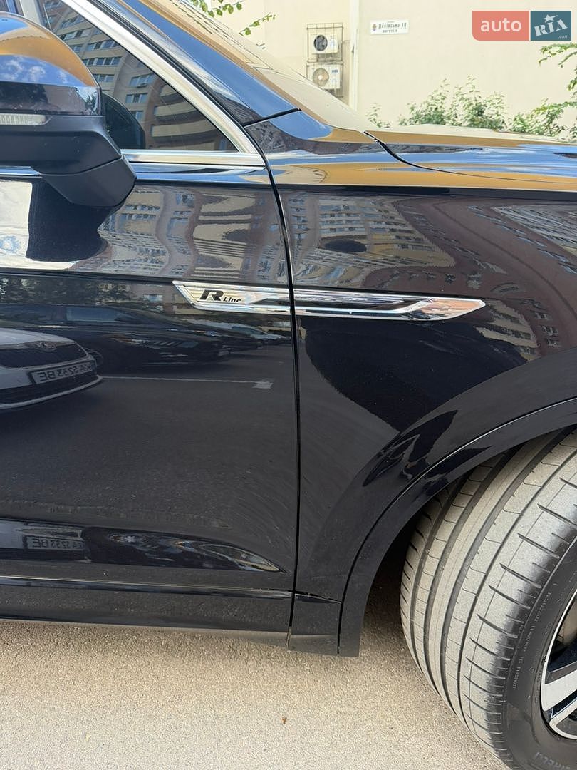 Volkswagen Touareg 2018 VIN WVGZZZCRZKD010720 фото оголошення 2 з 25