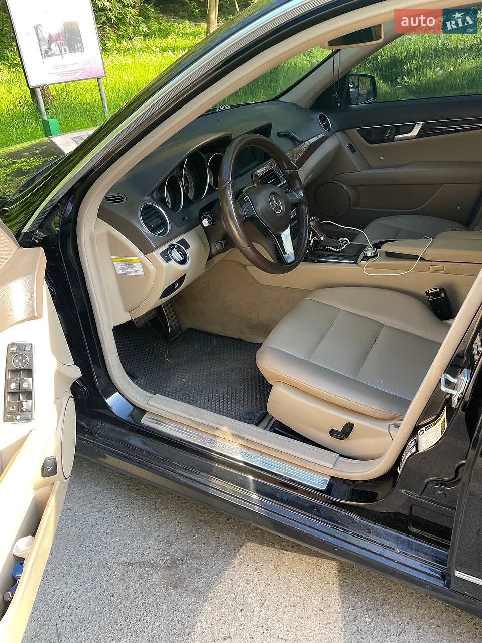 Mercedes-Benz C-Class 2012 VIN WDDGF4HB4DA762781 фото оголошення 7 з 8