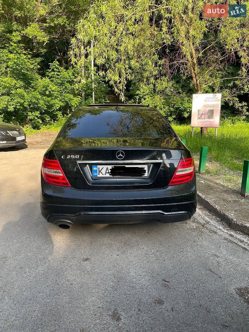 Mercedes-Benz C-Class 2012 VIN WDDGF4HB4DA762781 фото оголошення 4 з 8