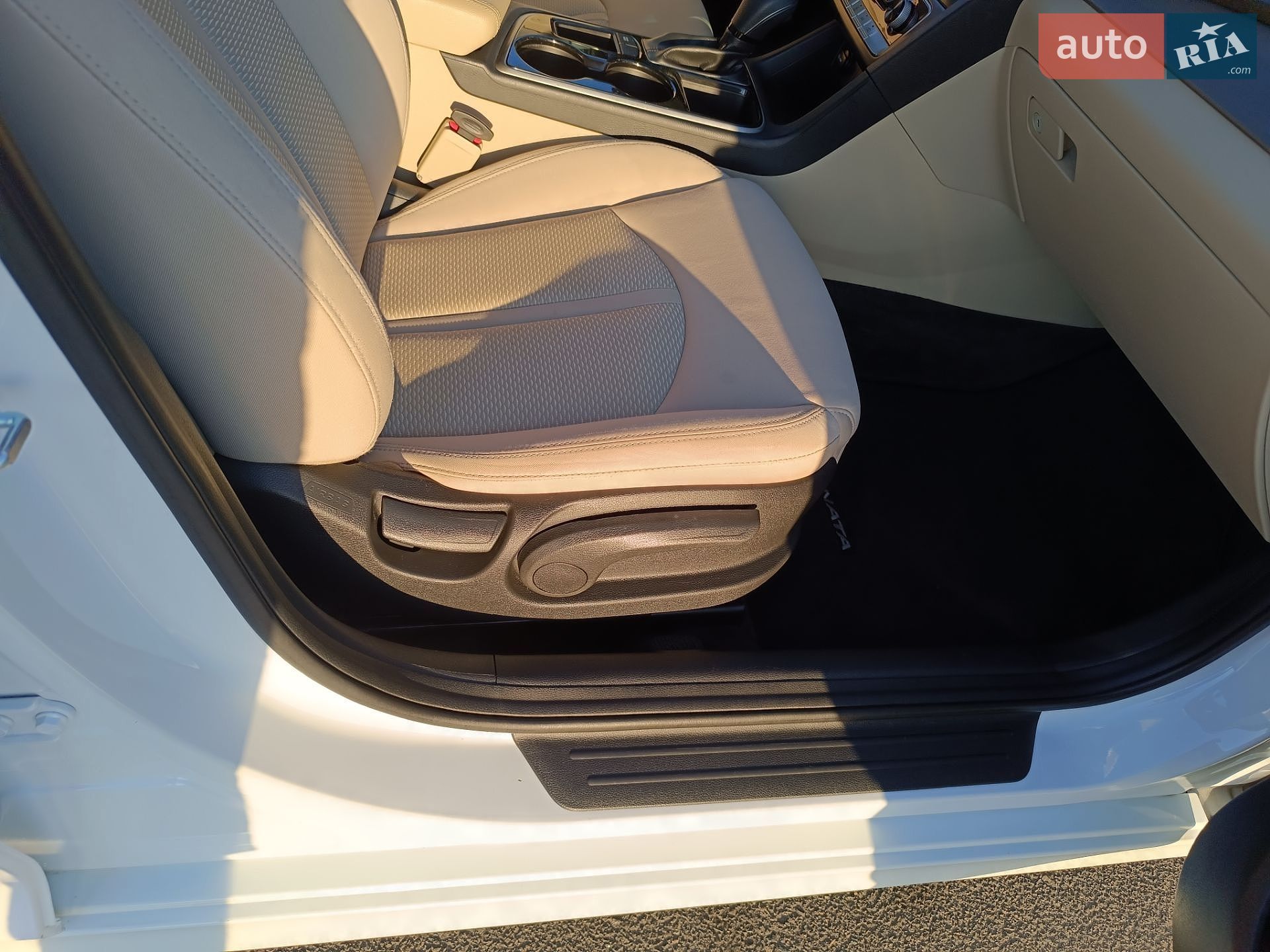Hyundai Sonata 2017 VIN 5NPE24AF9JH606458 фото оголошення 12 з 19