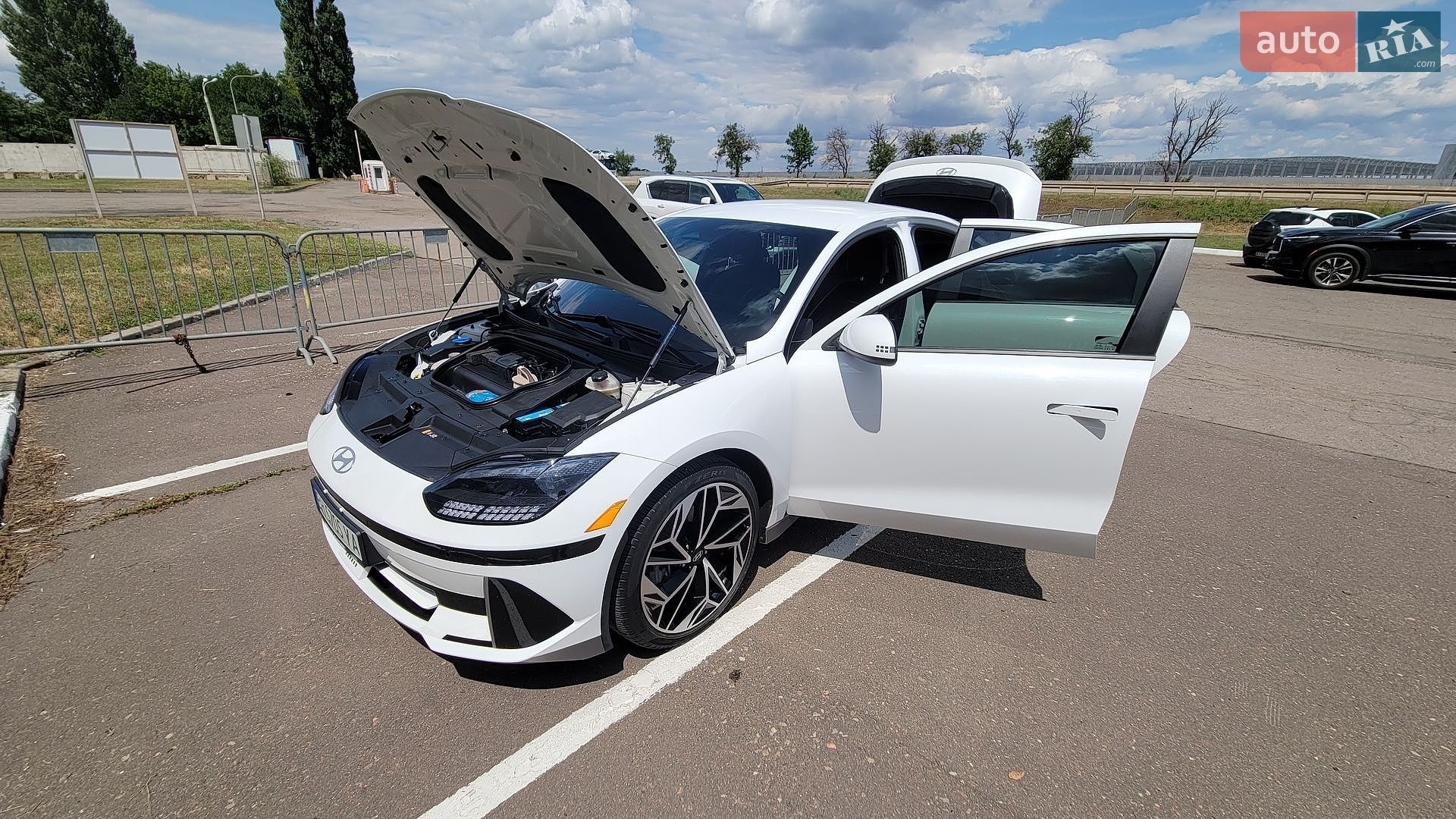 Hyundai Ioniq 6 2023 VIN KMHM34AA1PA034729 фото оголошення 2 з 36